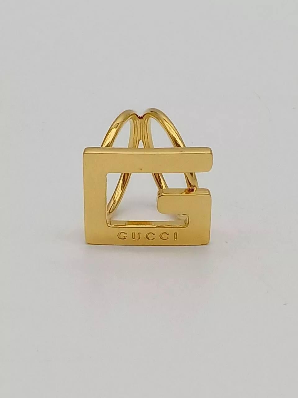Gucci G Logo Gold Metal Scarf Ring, Tom Ford design, Geometric G shape, Made in Italy 

Condition: vintage, 2000s, very good

Size: (HxWxD): 2.3cm x 2.8cm / 0.9'' x 1.1''