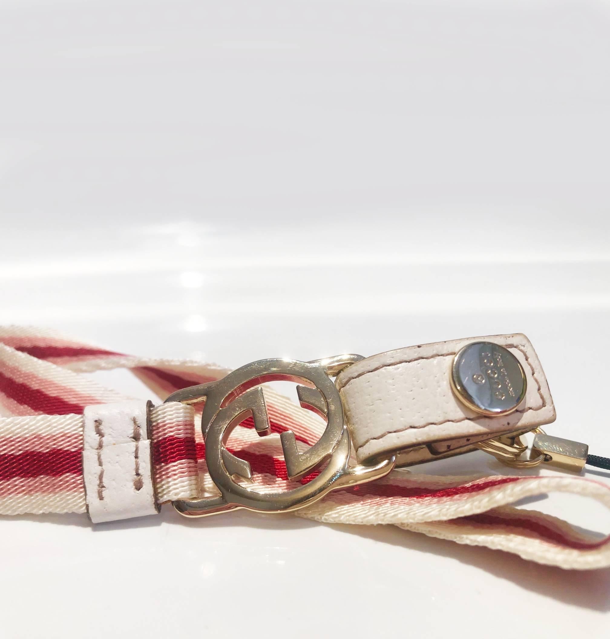 Gucci interlocking metal logo key and phone lanyard, red, white and pink cord strap, metal ring, Made in Italy

Condition: vintage, Tom Ford's era 2000s, like new

Measurements:
- overall length: 53cm 
- metal logo: 3cm