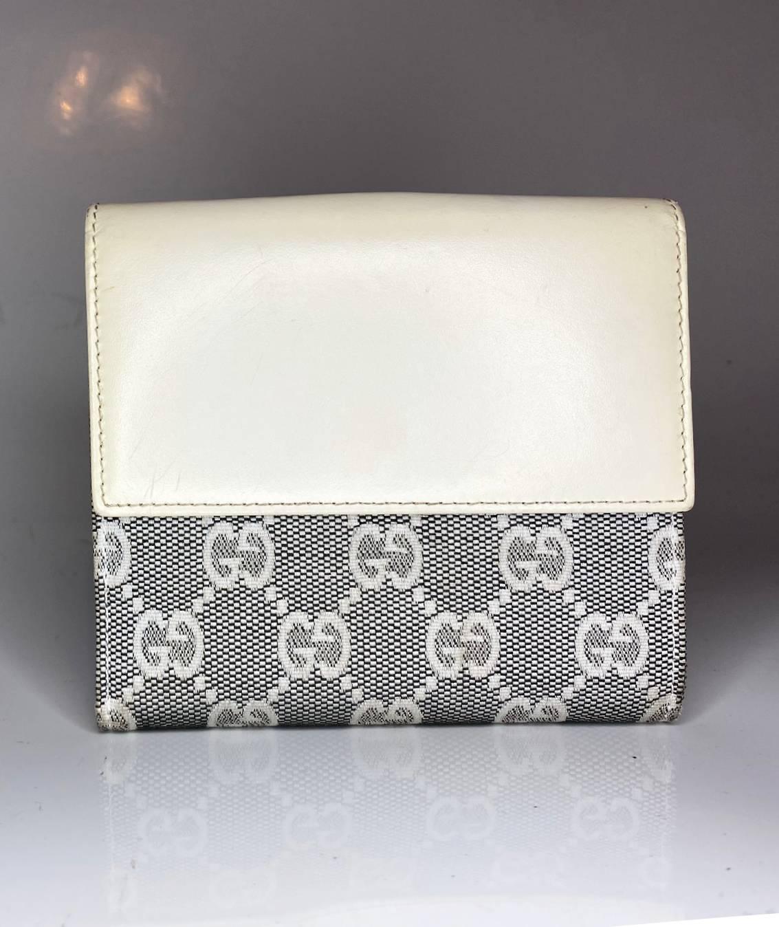 This Gucci Jackie 1961 wallet features a classic grey monogram canvas leather design, a front clutch closure and multiple compartments for cards and coins. Crafted for modern lifestyles, the wallet exudes an elegant, timeless aesthetic, making it