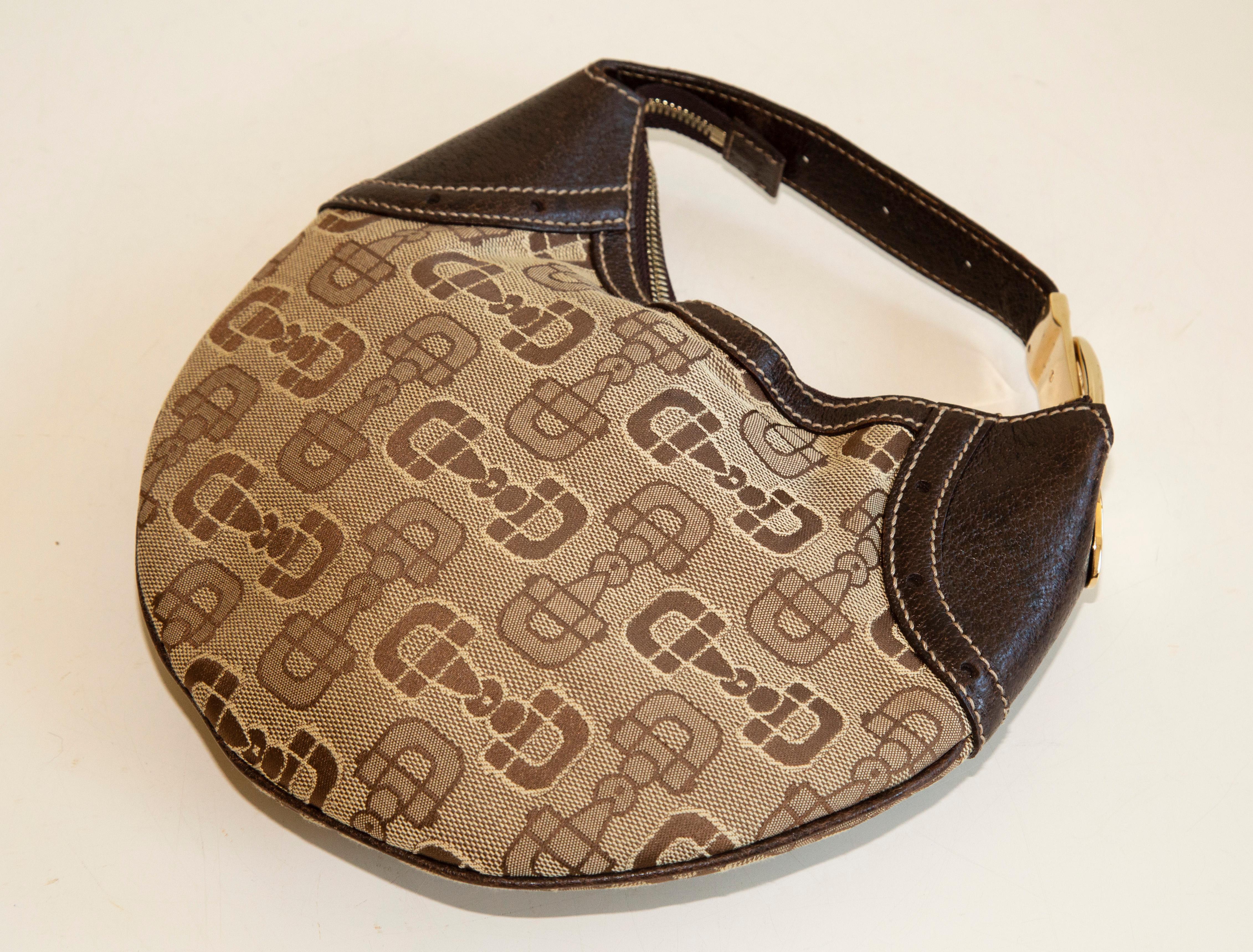 Women's or Men's 2000s Gucci Mino Hobo Bag in Canvas and Brown Leather For Sale