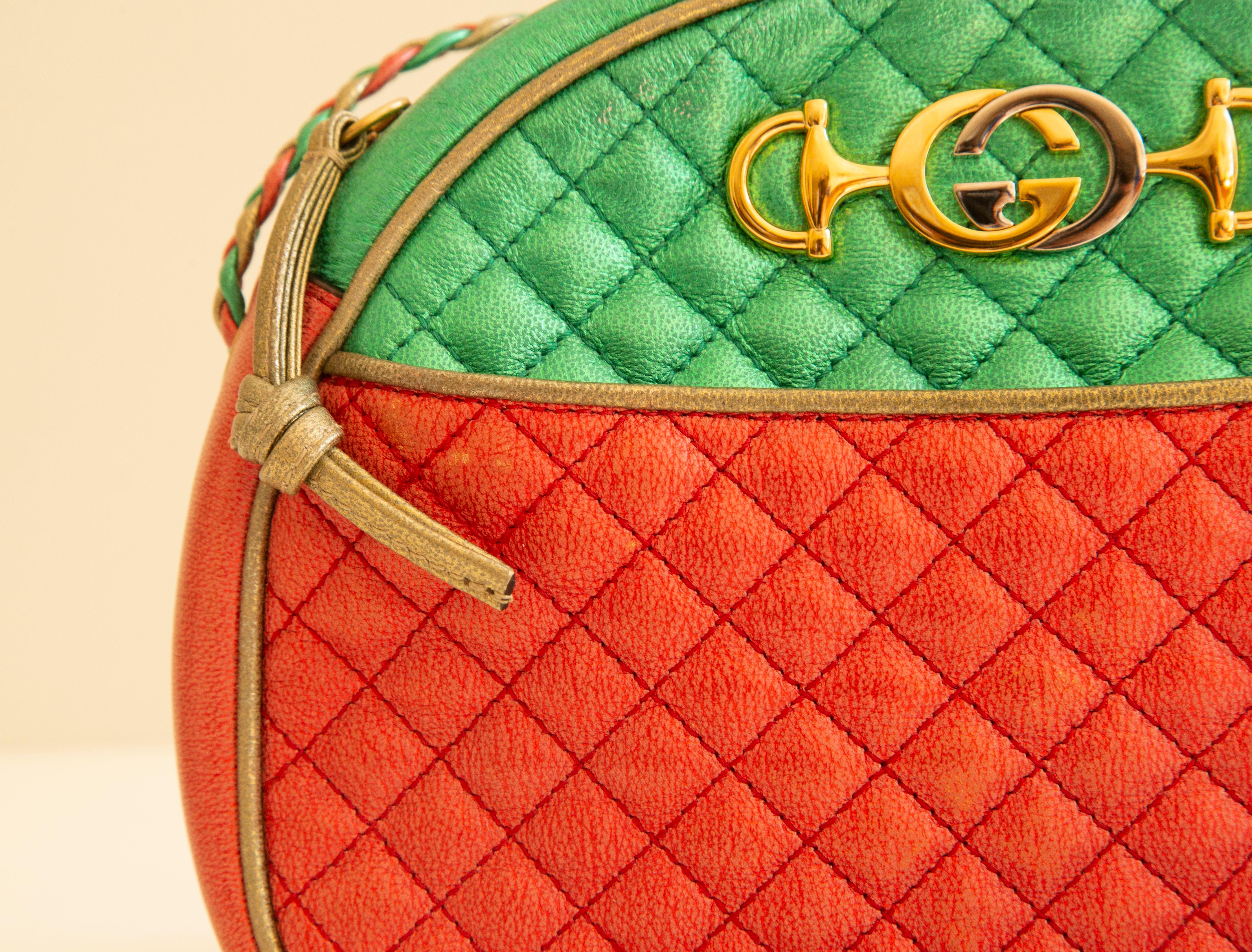 Sac à bandoulière/cross body Trapuntata multicolore en cuir métallisé rouge, vert et or. Le sac est orné d'un logo GG en mors de cheval ton sur ton, doré et argenté, sur le devant du sac. 
L'intérieur est doublé d'un tissu rouge à motifs floraux et