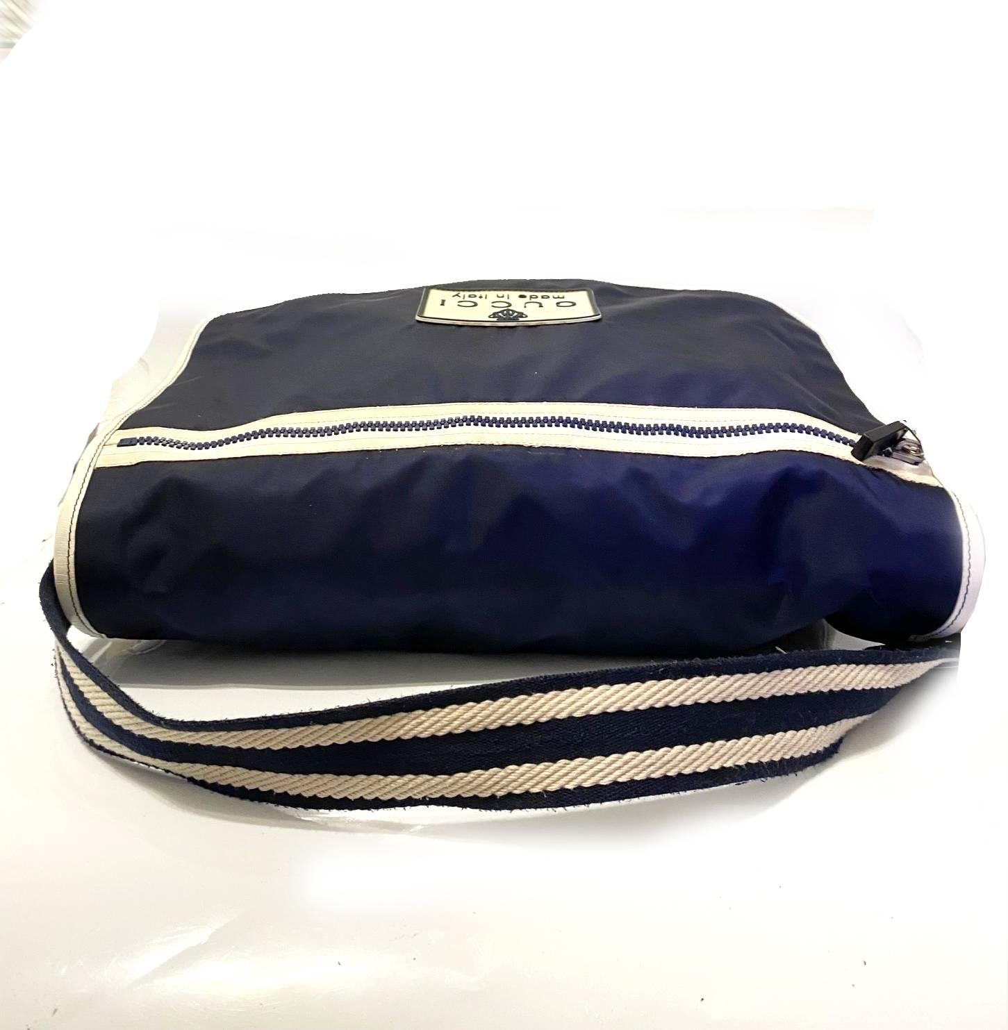 2000s Gucci Navy Blue Canvas Nylon Crossbody Messenger Travel  Bag In Good Condition In London, GB