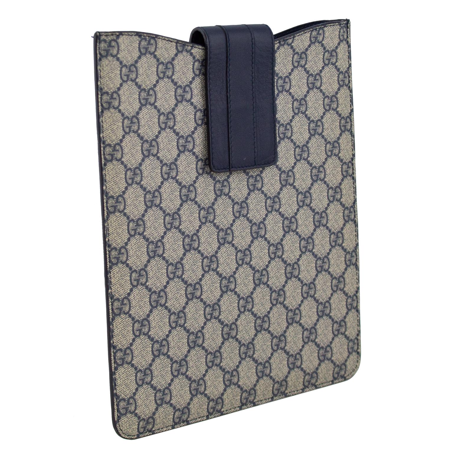 2000er Gucci iPad-Tasche/-Hülle. Marineblaues und graues All-Over-Gucci-Logo-Leder mit marineblauem Leder-Klettverschluss oben. Innenausstattung aus weichem schwarzem Wildleder. Einfache und schicke Art, Ihr iPad zu schützen. Ideal für Reisen.