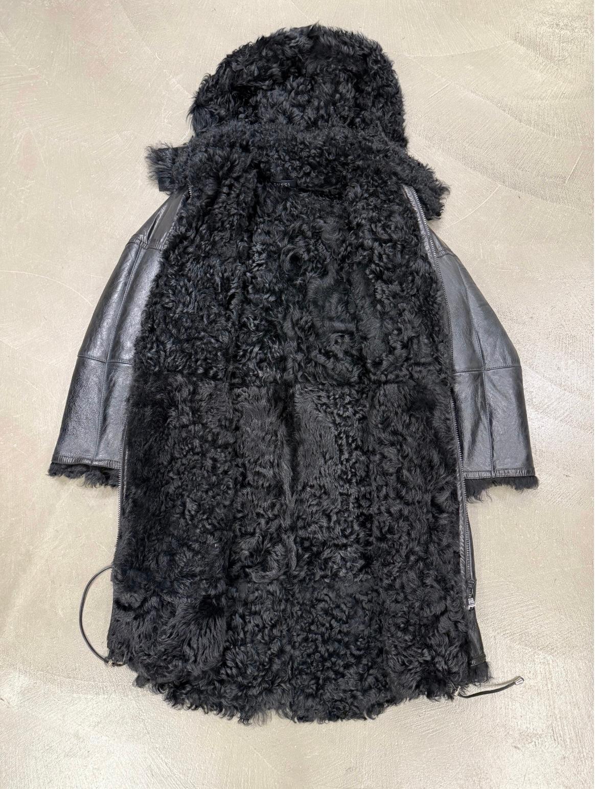 2000er Gucci Parka aus Shearling-Leder

Dieser Gucci-Parka aus Shearling aus den 2000er Jahren vereint Luxus und robuste Funktionalität. Sie ist aus geschmeidigem schwarzem Leder gefertigt und komplett mit Shearling gefüttert. Eine Kapuze, mehrere