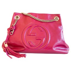 Sac à bandoulière Gucci Soho rose en cuir verni avec chaîne, années 2000