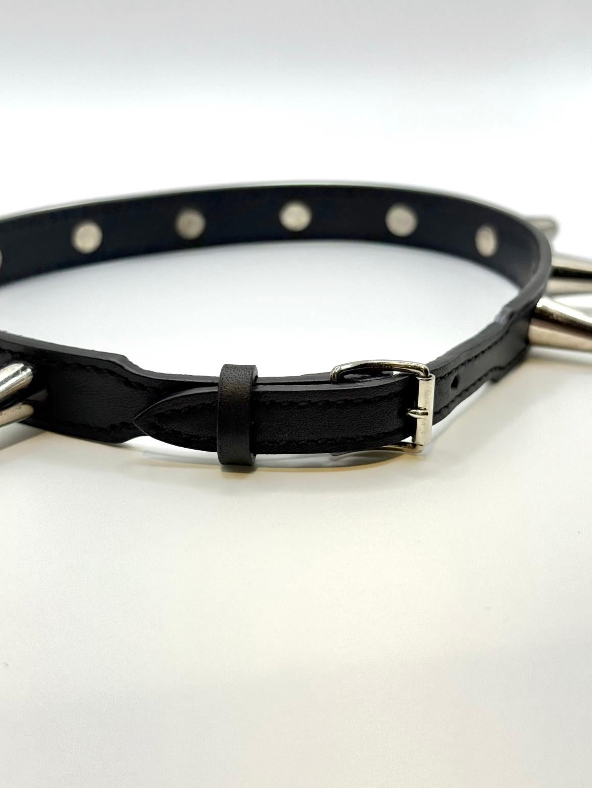 2000s Gucci spike leather choker necklace
This early 2000s Gucci choker necklace features a bold punk aesthetic, crafted from black leather and detailed with signature metal spikes engraved with the classic GG logo. Adjustable from 38 to 40 cm, it
