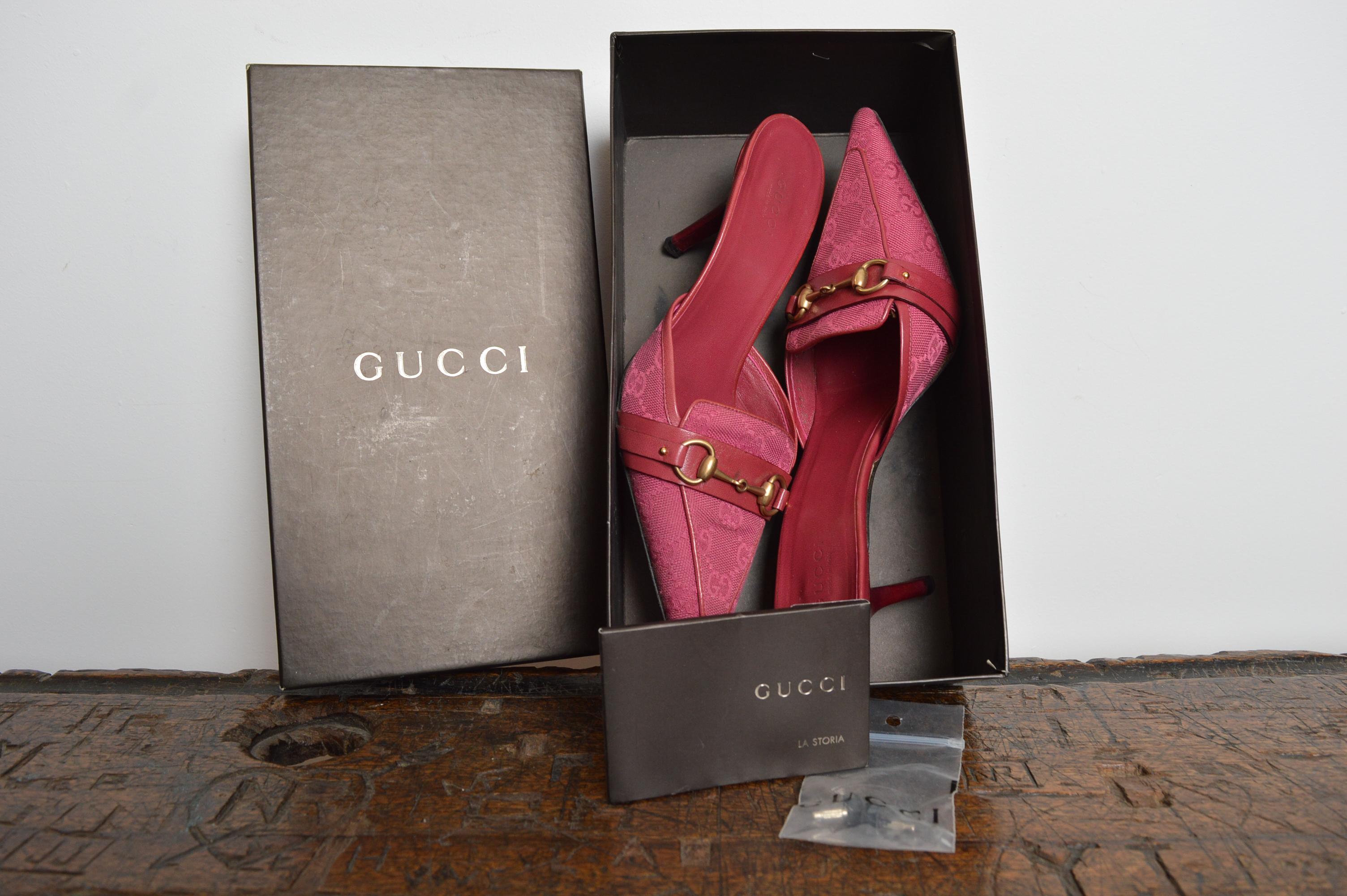 2000s GUCCI TOM FORD Burgundy Red GG Monogram Horsebit pointed Kitten Toe For Sale 10