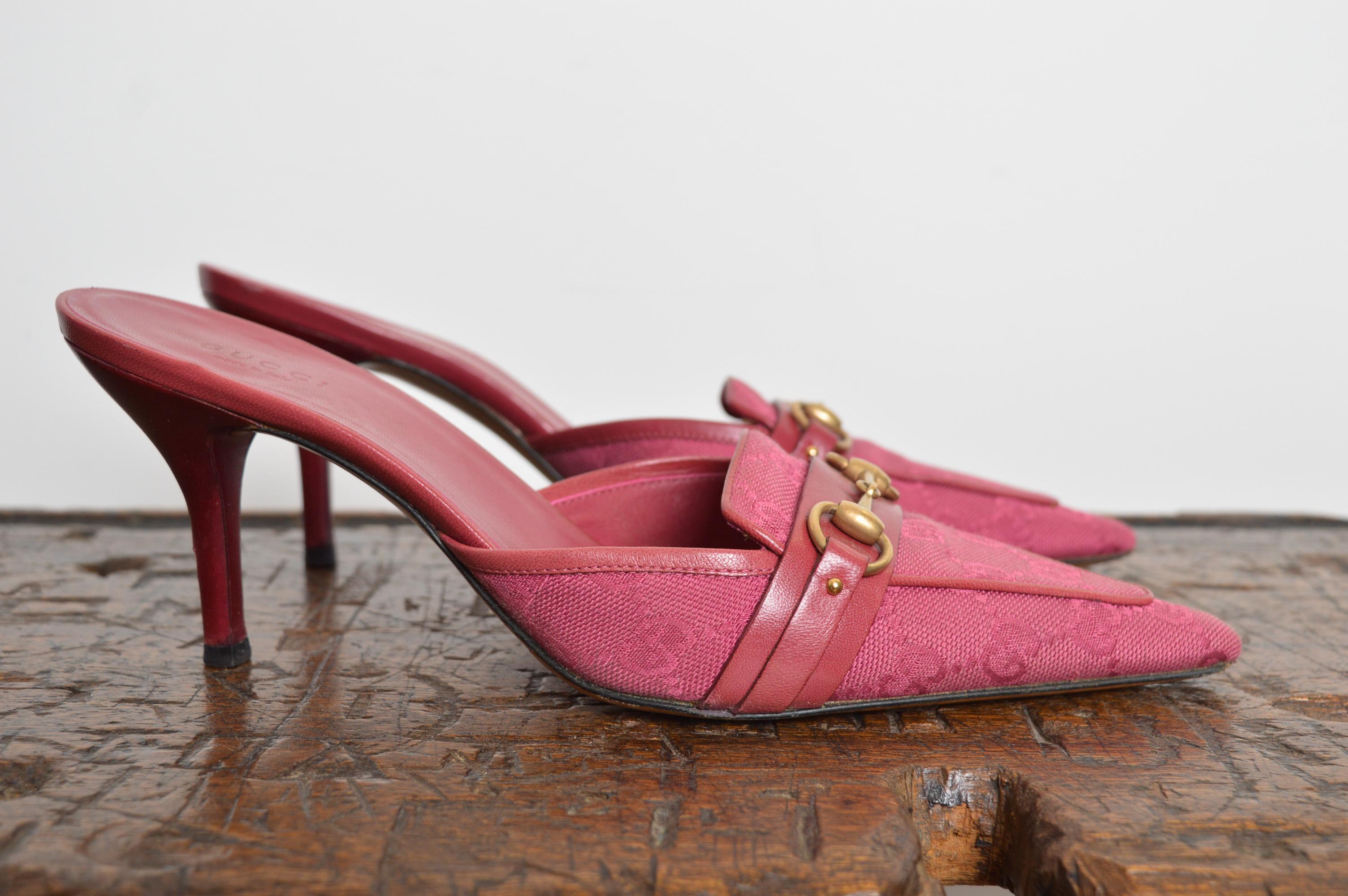 2000s GUCCI TOM FORD Burgundy Red GG Monogram Horsebit pointed Kitten Toe In Good Condition For Sale In Sheffield, GB