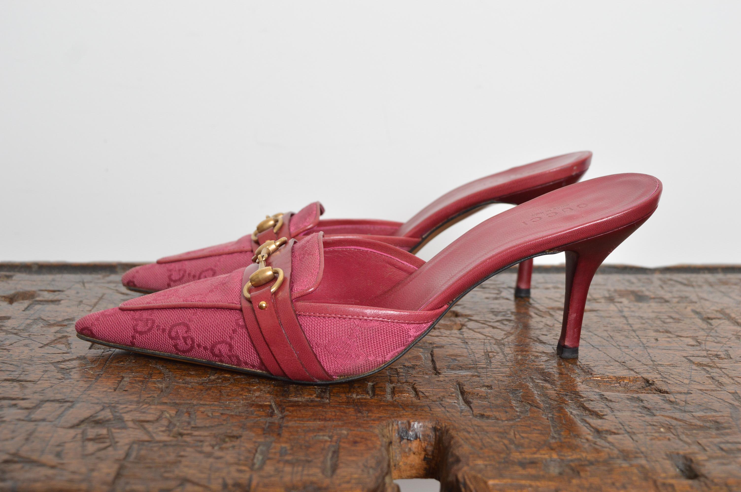 Women's 2000s GUCCI TOM FORD Burgundy Red GG Monogram Horsebit pointed Kitten Toe For Sale