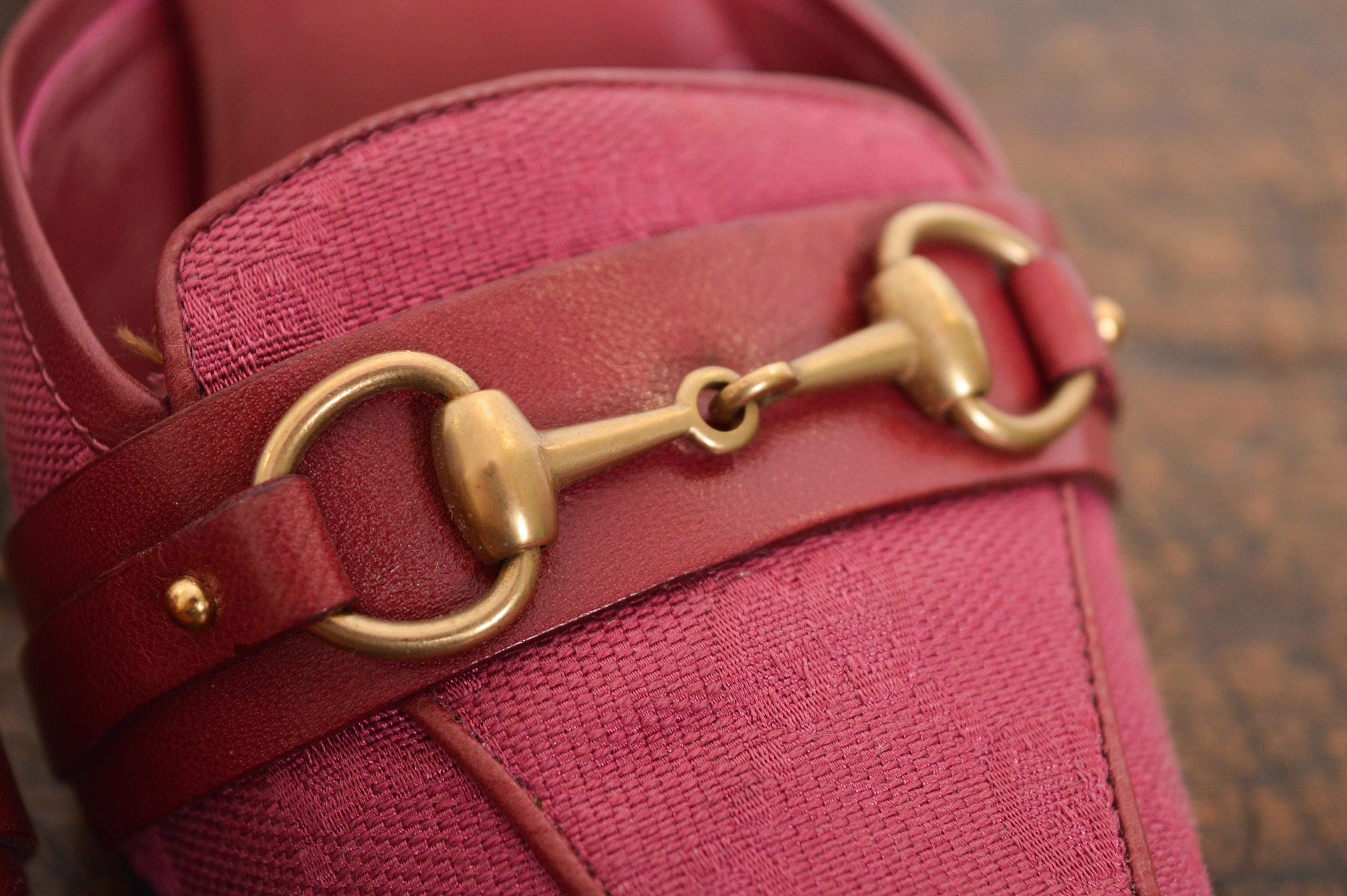 2000s GUCCI TOM FORD Burgundy Red GG Monogram Horsebit pointed Kitten Toe For Sale 2
