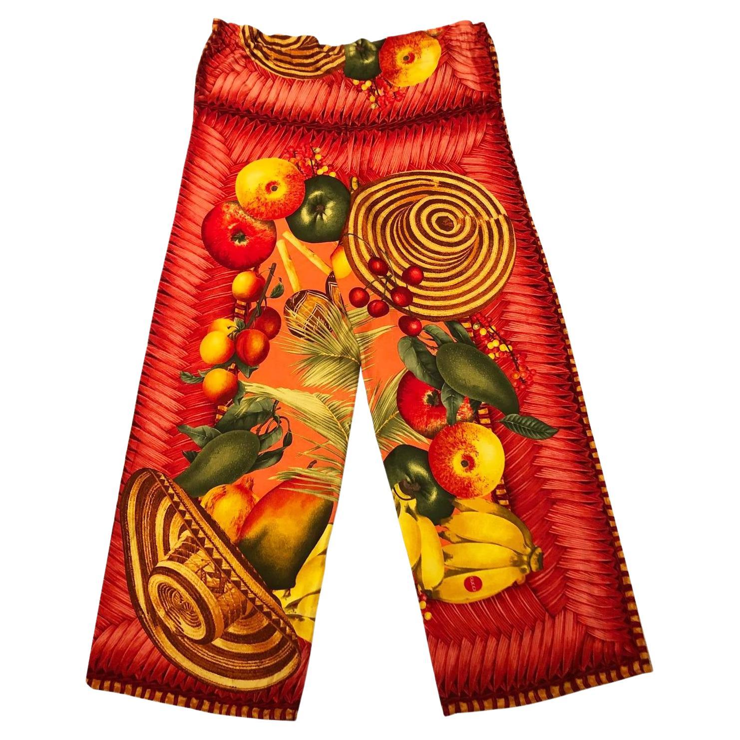 Impresionante pantalón de seda inédito Gucci by Tom Ford, diseño de pernera ancha con estampado tropical exótico, logotipo de Gucci estampado, Made in Italy, 100% seda 

Talla: 40 Italiana, 8 UK, 0-2 USA
Este par también puede quedar bien a un 42