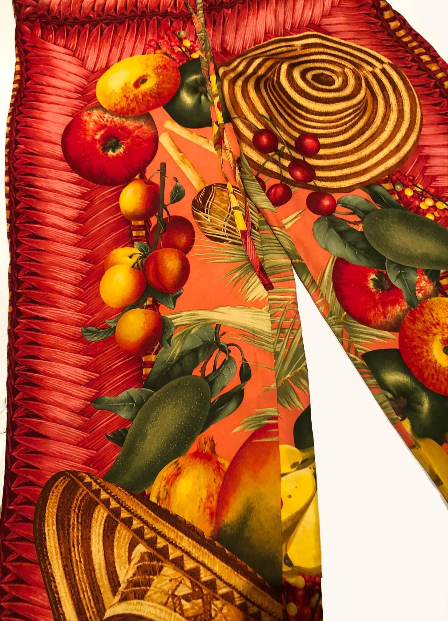 2000s Gucci Tom Ford Pantalón bombacho de seda con estampado exótico Rojo en venta