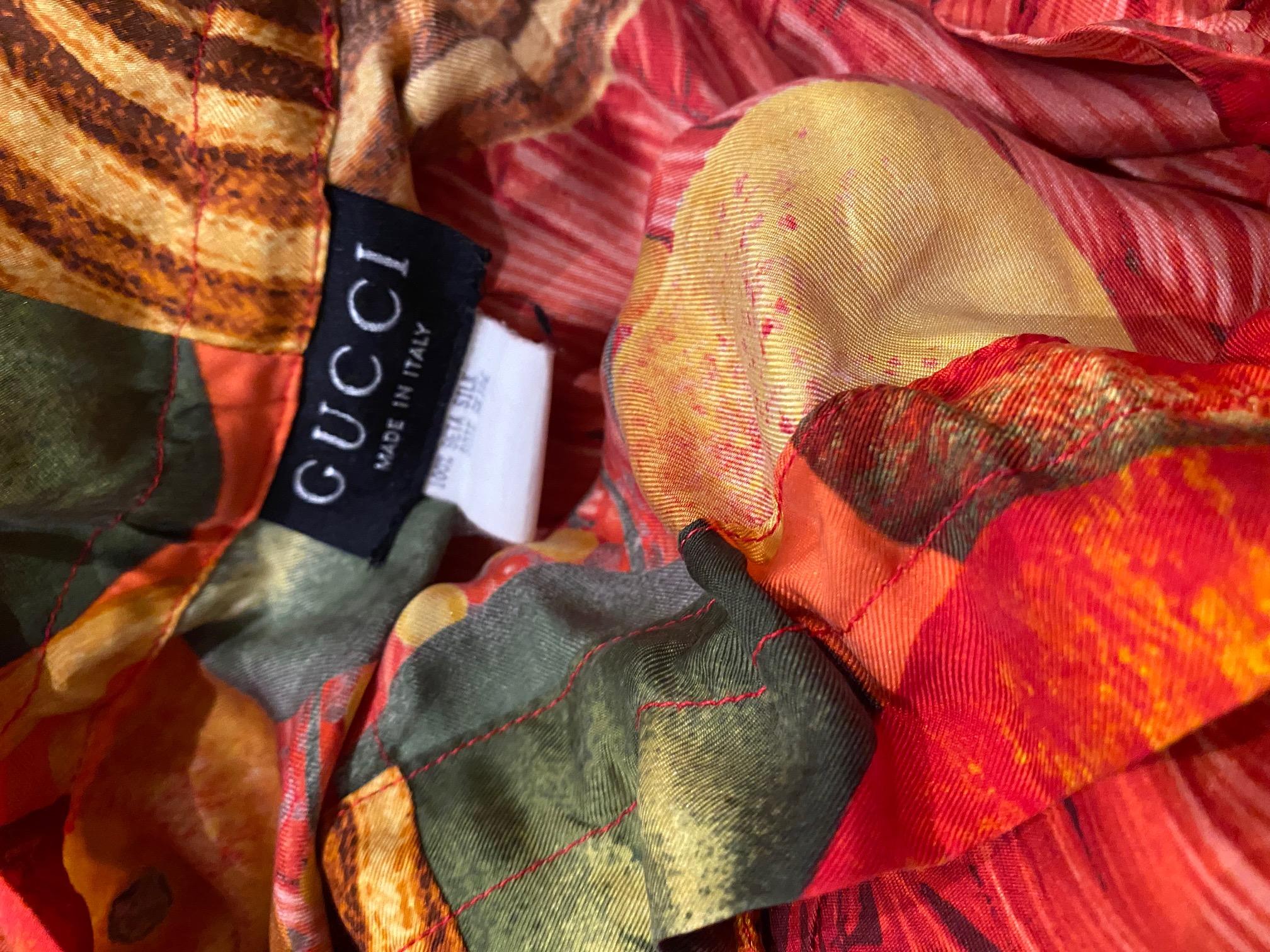 2000s Gucci Tom Ford Pantalón bombacho de seda con estampado exótico en venta 2