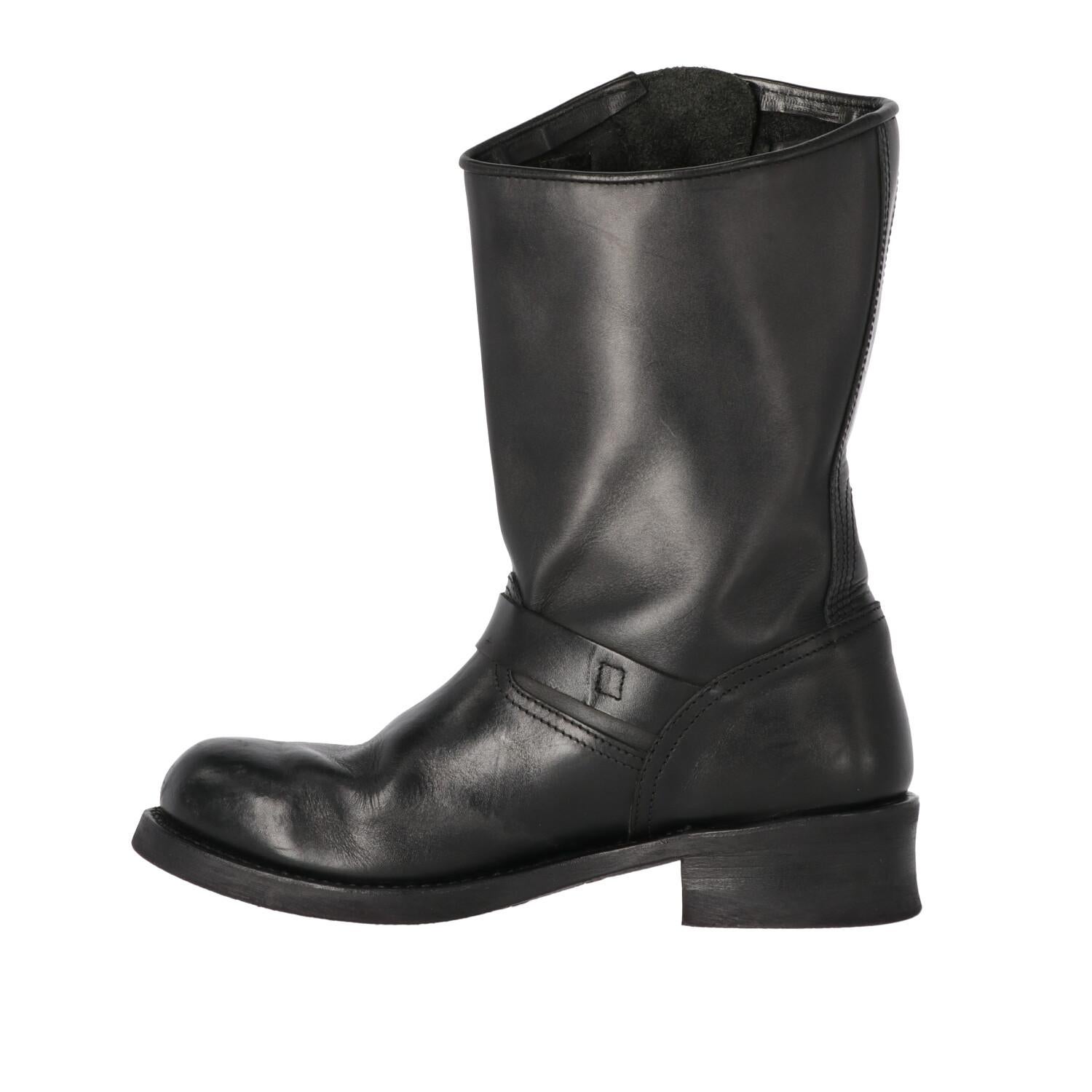 Harley Davidson black genuine leather biker boots, featuring straps with metal holes and logoed metal buckles, embroidered brand name on the heel and round toe.

Item shows light signs of wear on the leather, as shown in the pictures. 
Years: