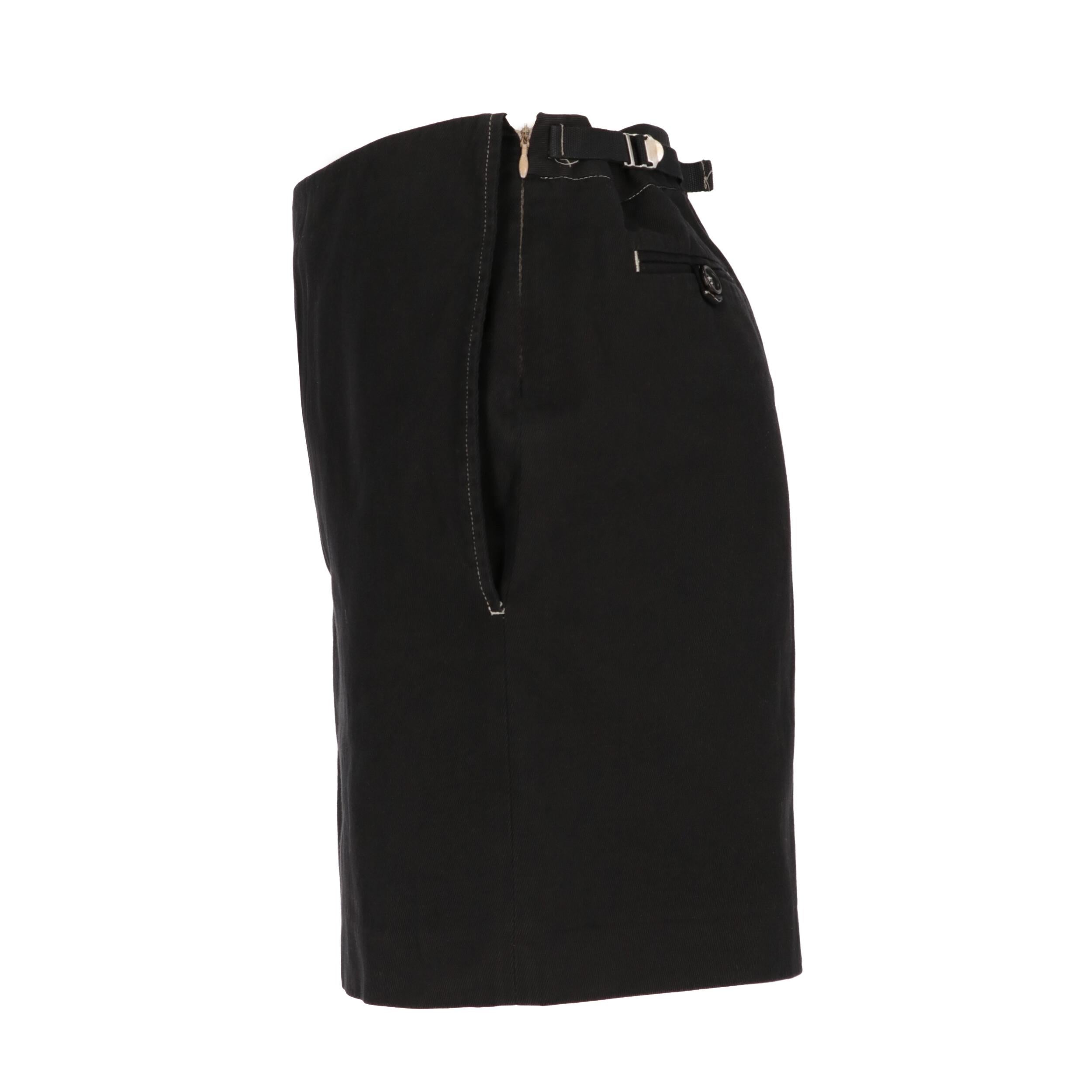 Helmut Lang black cotton mini-skirt, with two side welt pockets and zip fastening. Two back straps and two buttoned welt pockets.

Years: 2000s
Made in Italy
Size: 40 IT

Flat measurements
Height: 41 cm
Waist: 38 cm