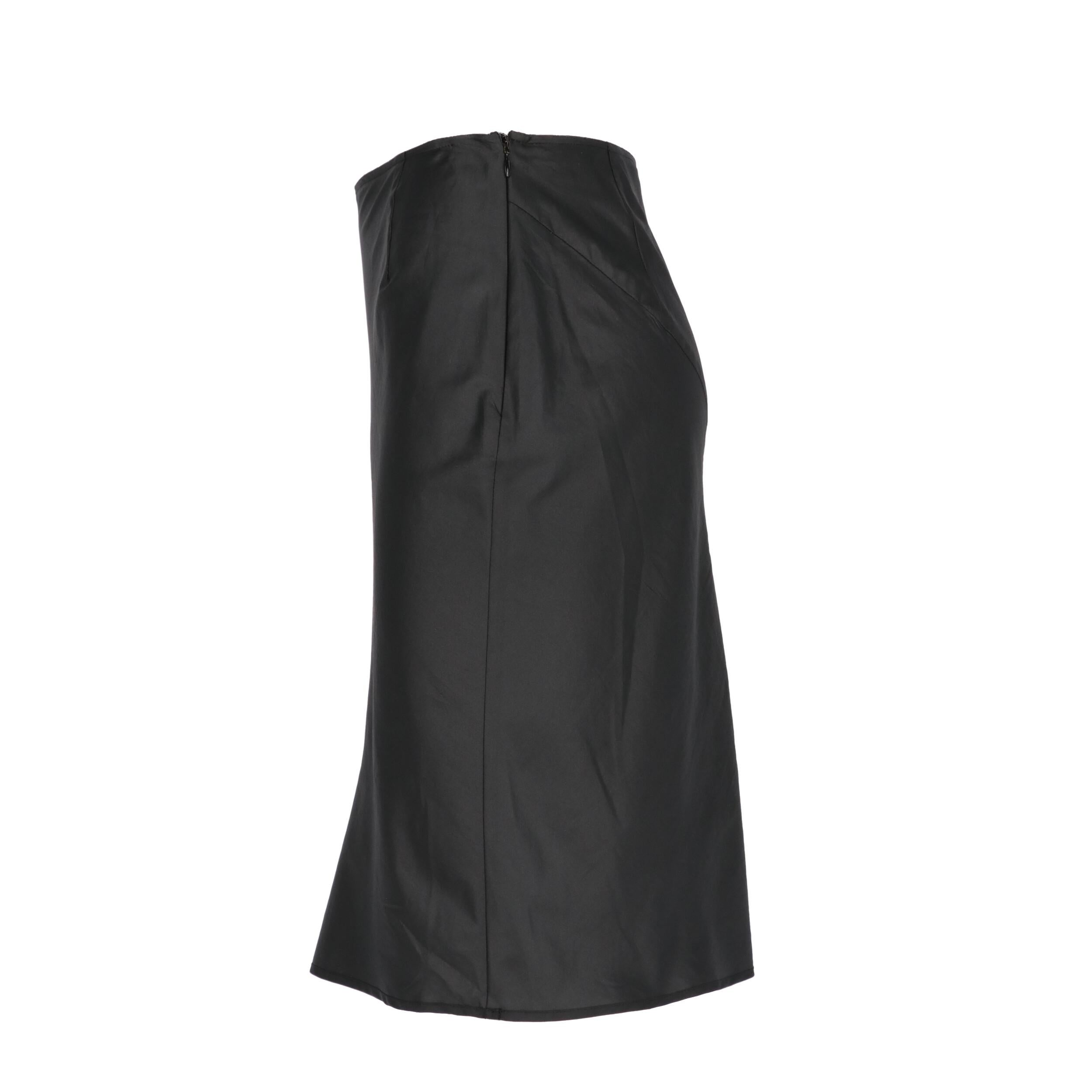 Helmut Lang skirt in black polyester and side closure with zip and hook.
Years: 2000s

Size: 40 IT

Flat measurements

Height: 54 cm
Waist: 34 cm 