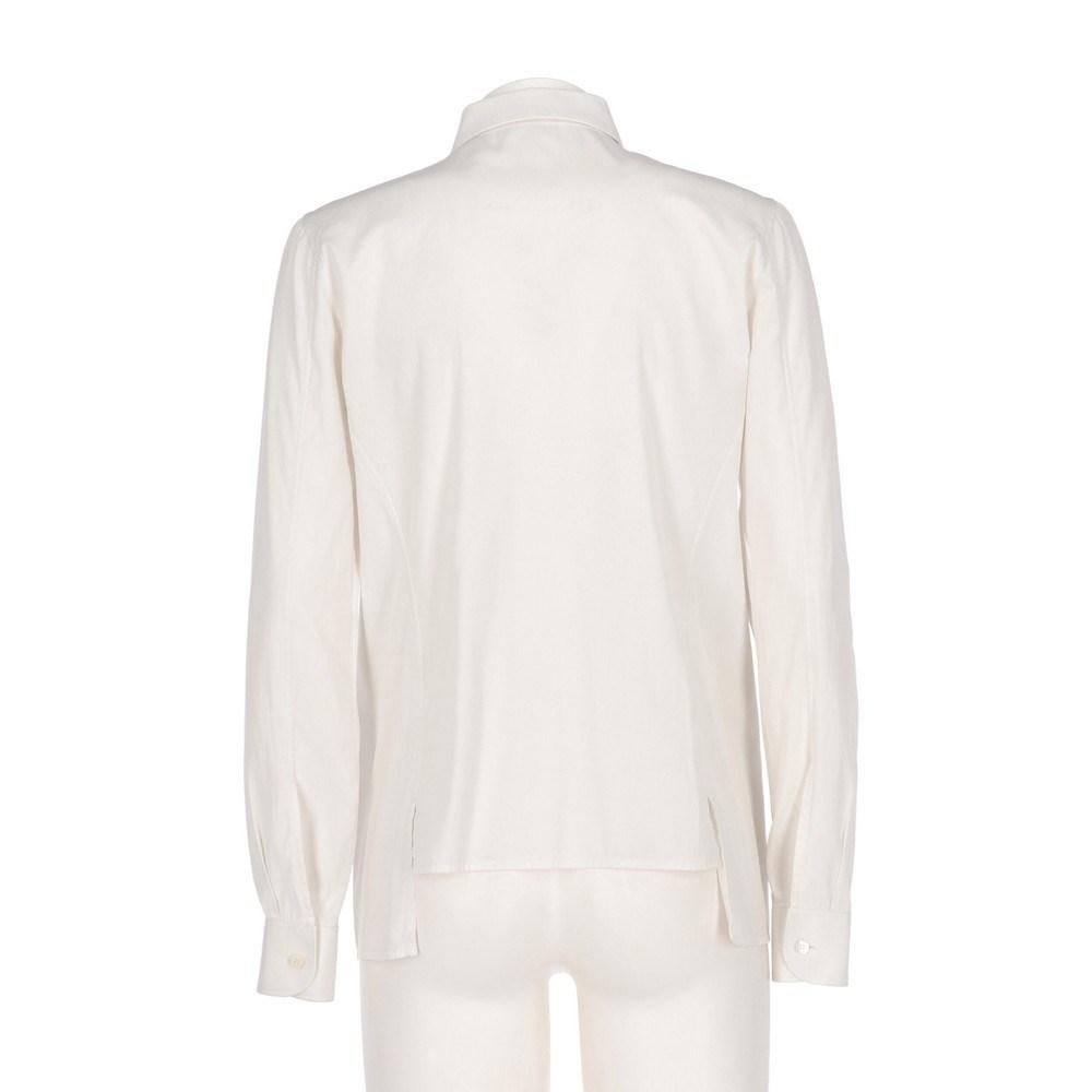 Helmut Lang white classic collar shirt with frontal conceared closure. Buttoned cuffs.

Size: 40 IT

Flat measurements
Height: 75 cm
Bust: 44 cm
Shoulders: 44 cm
Sleeves: 60 cm

Product code: X0617

Notes: The item shows a small flaw on the right