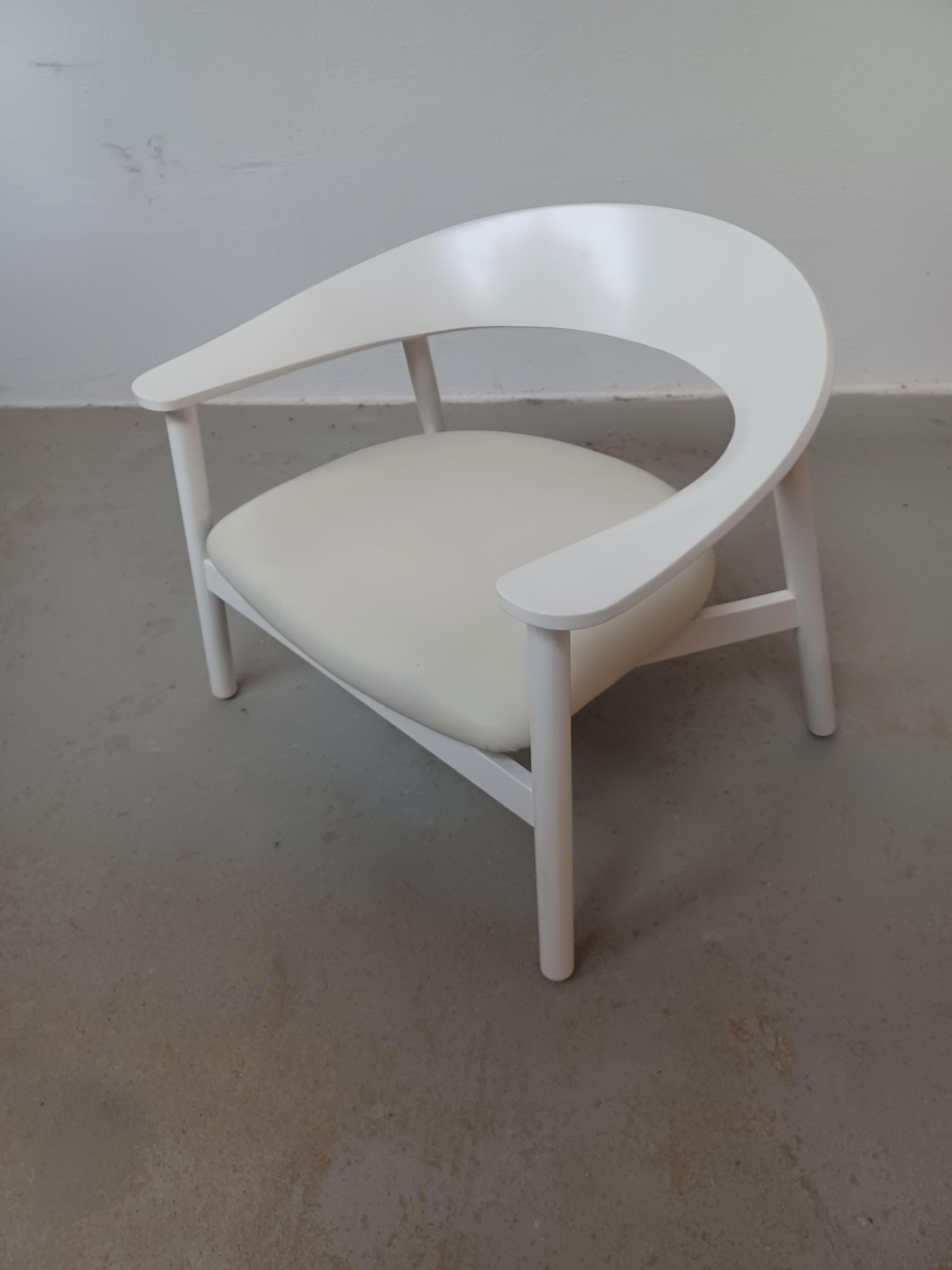 Ensemble sculptural composé d'une chaise longue et d'un ottoman, conçu par l'architecte danois Henrik Bønnelycke pour Nelo en 2003.

La chaise longue et l'ottoman sont fabriqués en bois massif peint en blanc et recouverts de cuir protégé blanc.

La