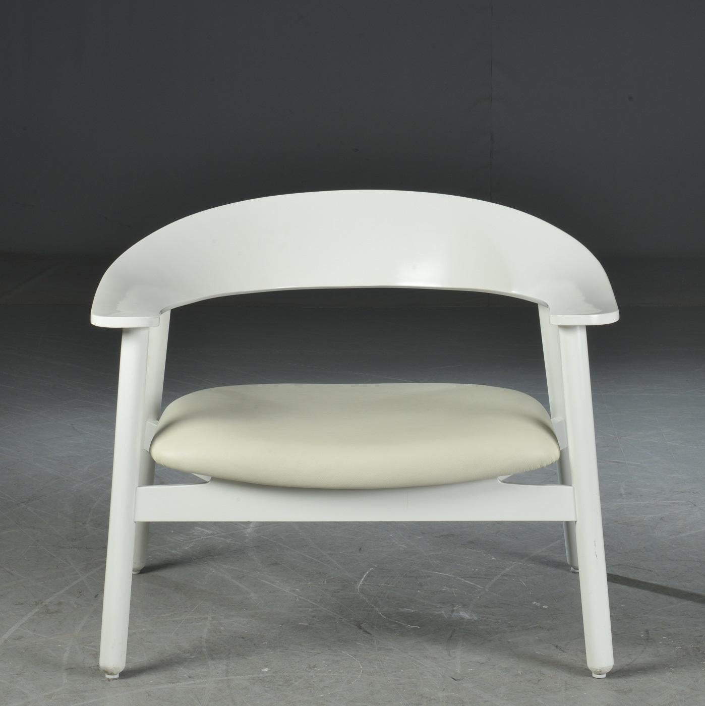 Chaise longue sculpturale et ottoman conçus par l'architecte danois Henrik Bønnelycke pour Nelo en 2003.

La chaise longue et l'ottoman blancs sont fabriqués en bois massif et recouverts de cuir blanc.
Le fauteuil de salon confortable aux formes