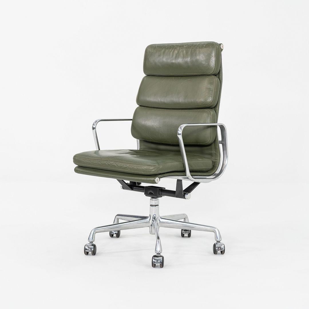 2000er Herman Miller Eames Executive Soft Pad-Schreibtischstuhl aus grünem Leder (Moderne) im Angebot