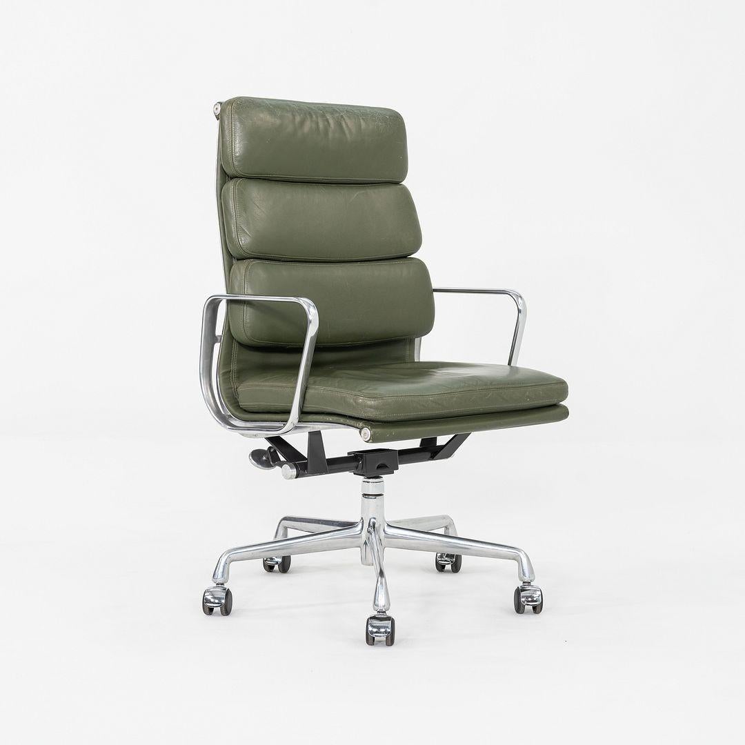 2000er Herman Miller Eames Executive Soft Pad-Schreibtischstuhl aus grünem Leder (amerikanisch) im Angebot