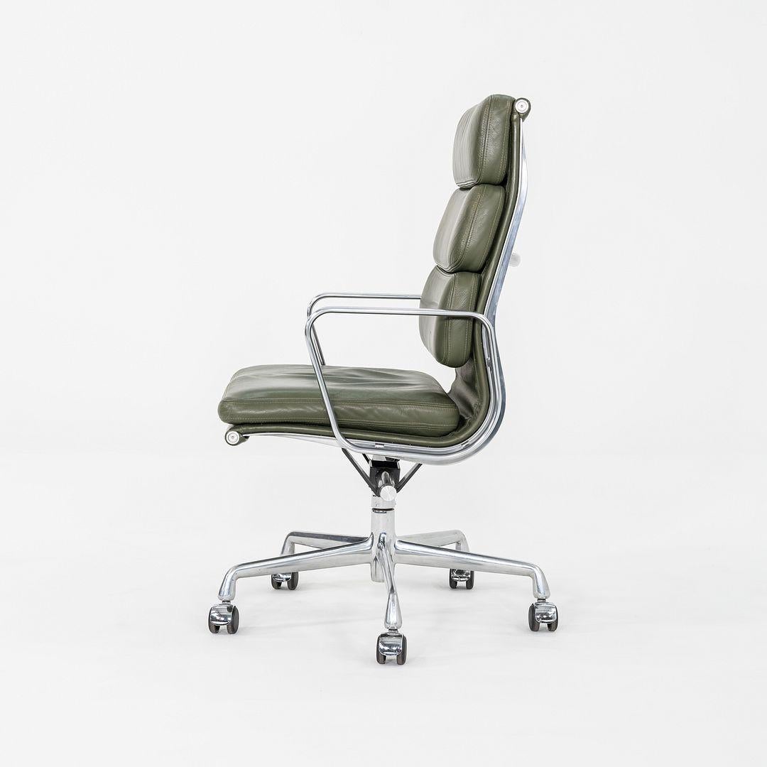 2000er Herman Miller Eames Executive Soft Pad-Schreibtischstuhl aus grünem Leder im Zustand „Gut“ im Angebot in Philadelphia, PA