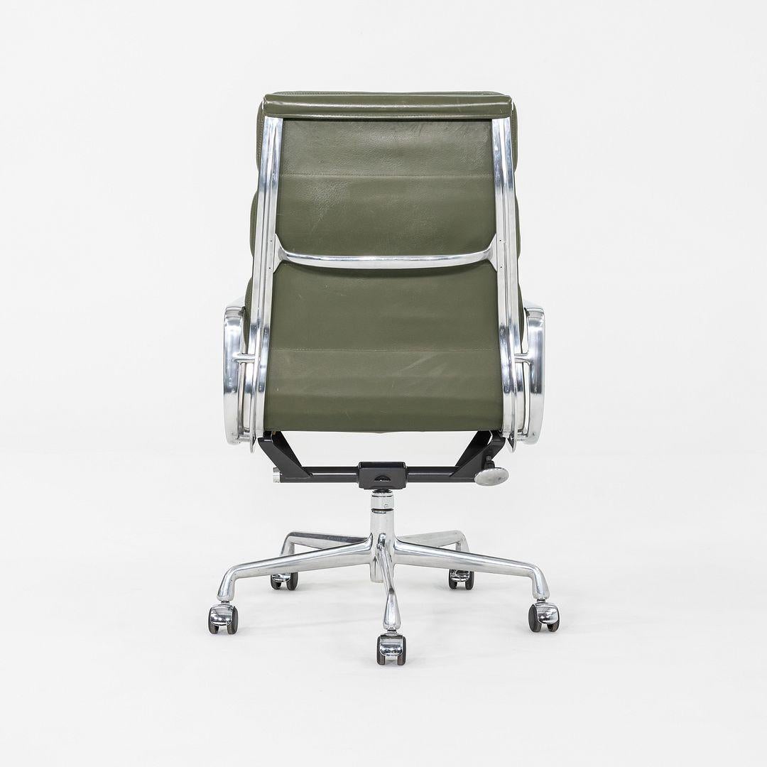 2000er Herman Miller Eames Executive Soft Pad-Schreibtischstuhl aus grünem Leder im Angebot 1