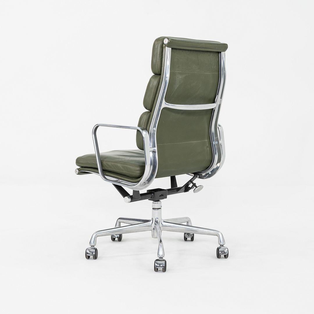 2000er Herman Miller Eames Executive Soft Pad-Schreibtischstuhl aus grünem Leder im Angebot 2