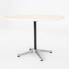 Table d'appoint Herman Miller des années 2000 avec plateau en Wood Laminate