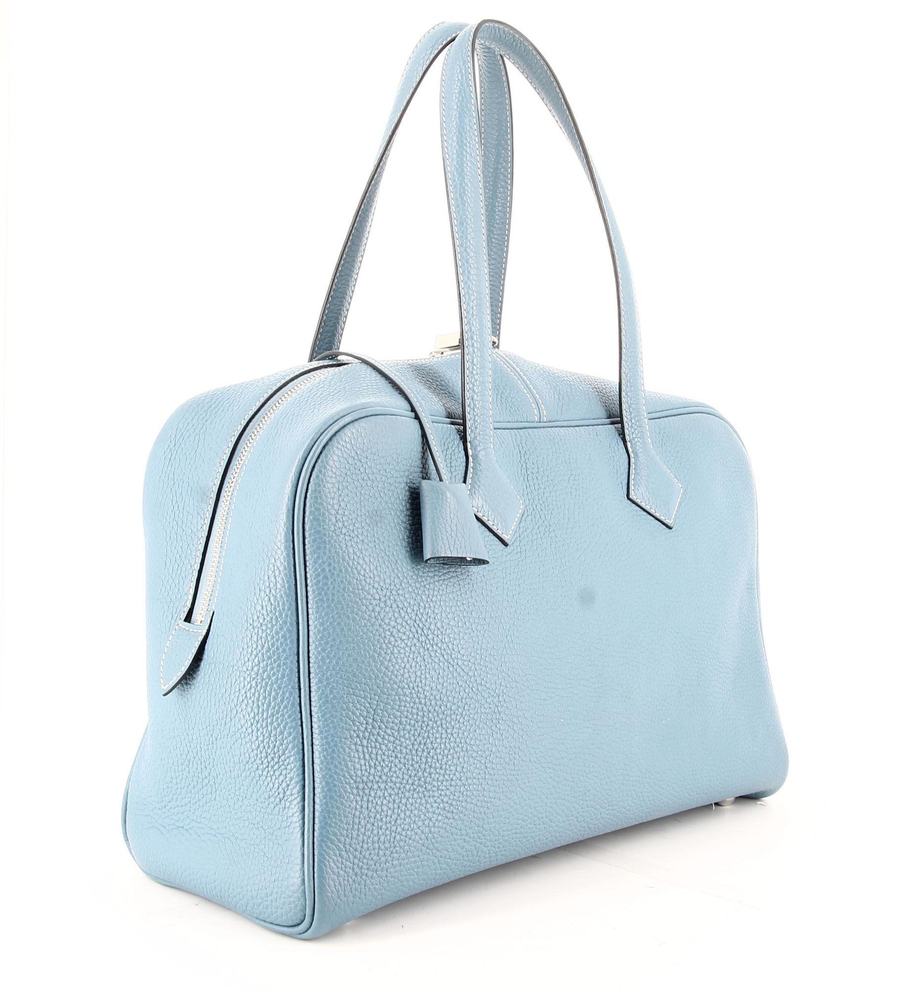 2000s Hermès 24 Victoria 35 Togo
Very good condition, shows almost no signs of use, a little patina on the outside edges
Togo leather, palladium metal hardware parts and lock, hermès cotton canvas lining.
Please note the dots in the photo are not a