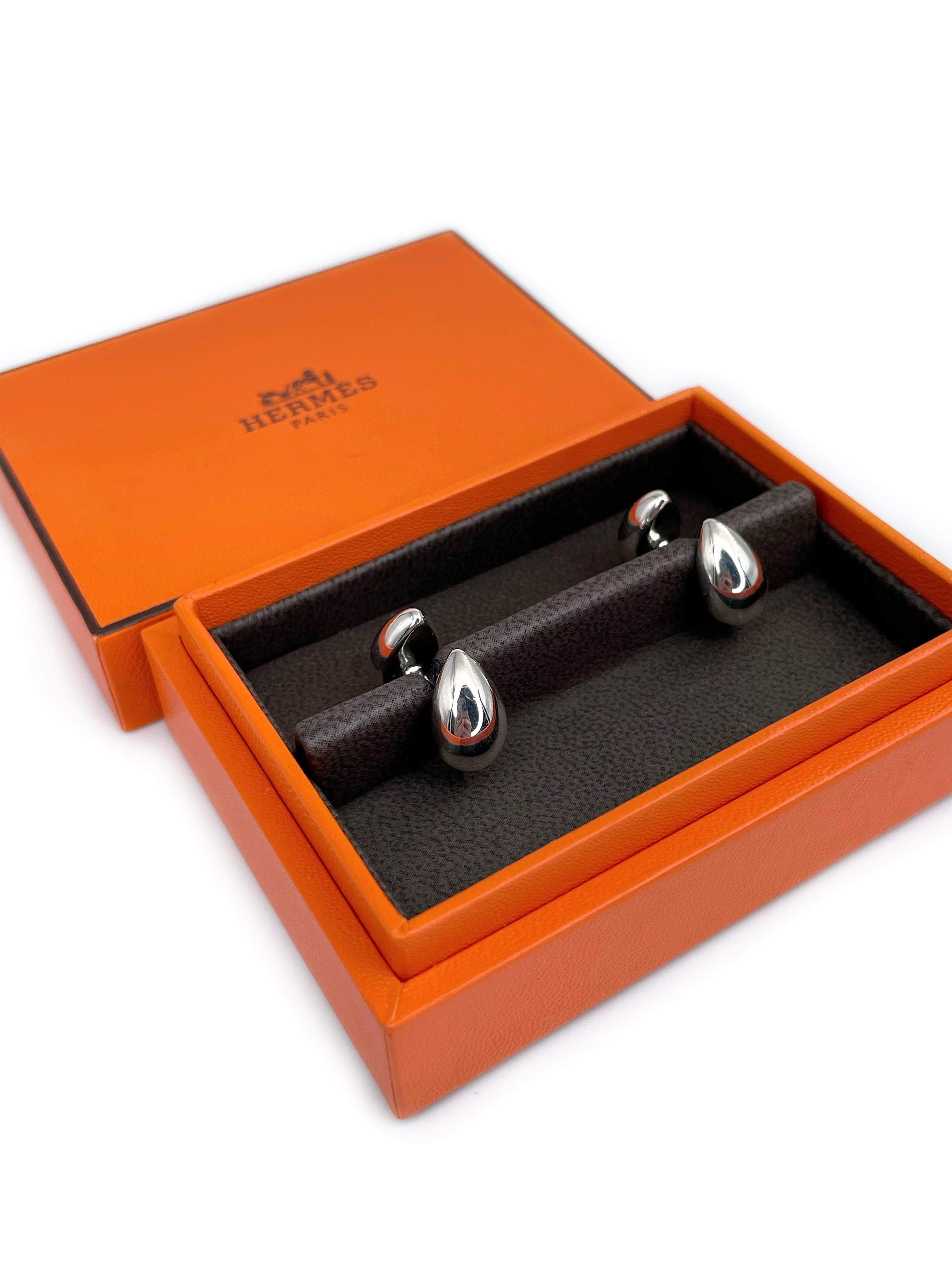 This is a classic pair of drop shape cufflinks designed by Hermès in 2000s. The piece is crafted in 925 hallmark silver. 

Signed: “ Hermes. 925”

Cufflink length: 2cm
Weight: 14.23g

———

If you have any questions, please feel free to ask. We