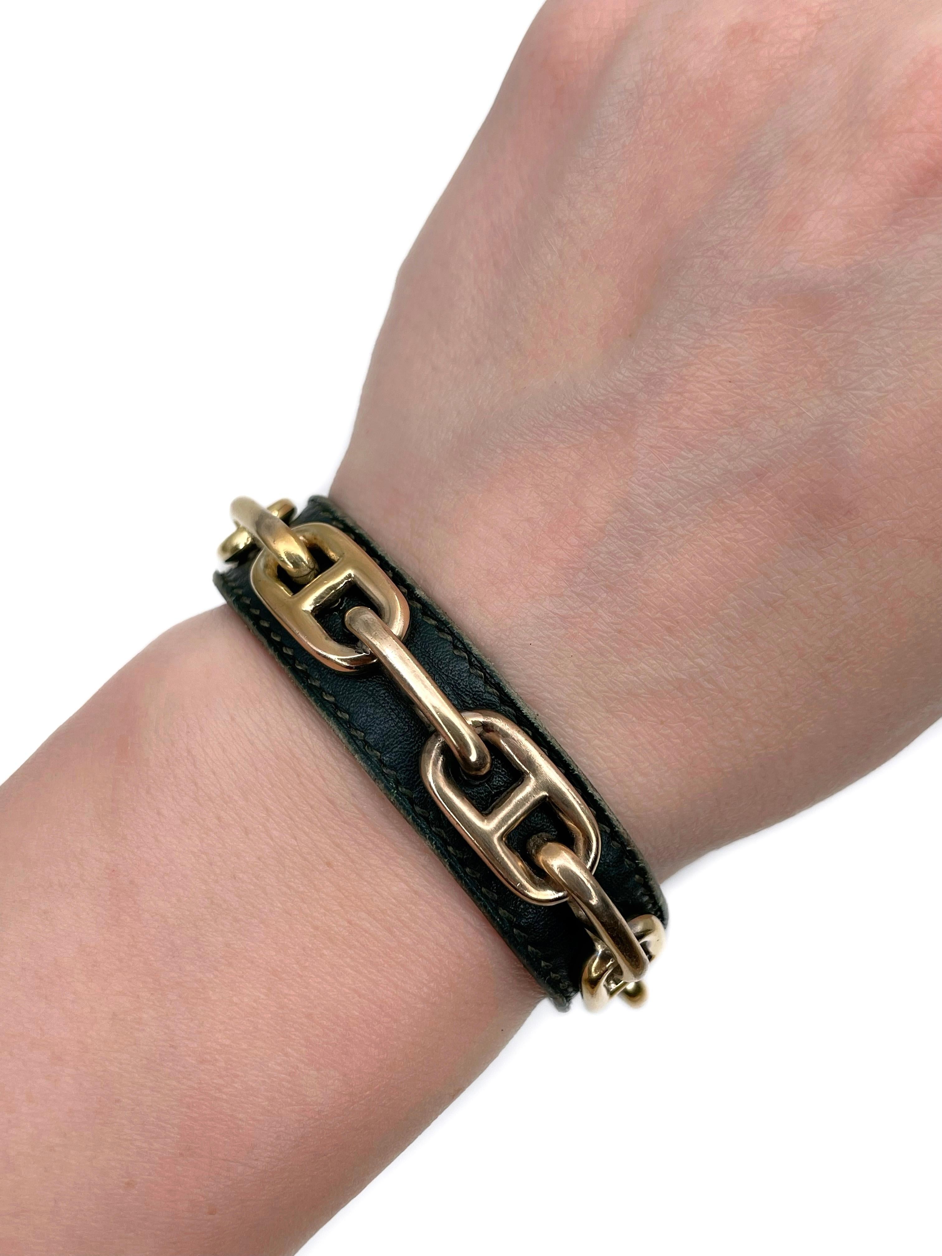 Dies ist ein stilvolles Manschettenarmband mit Chaine D'Ancre-Motiv, entworfen von Hermès in den 2000er Jahren.

Das Stück ist aus Leder und goldfarbenem Metall gefertigt. 

Unterzeichnet: 