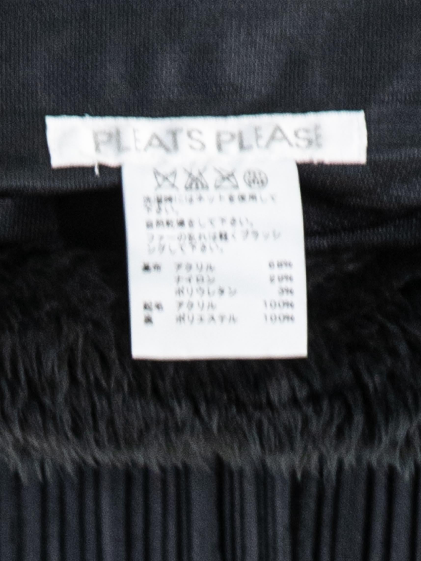 2000S ISSEY MIYAKE Black Polyester Pleated Long Trench Jacket With Faux Fur Col For Sale 6