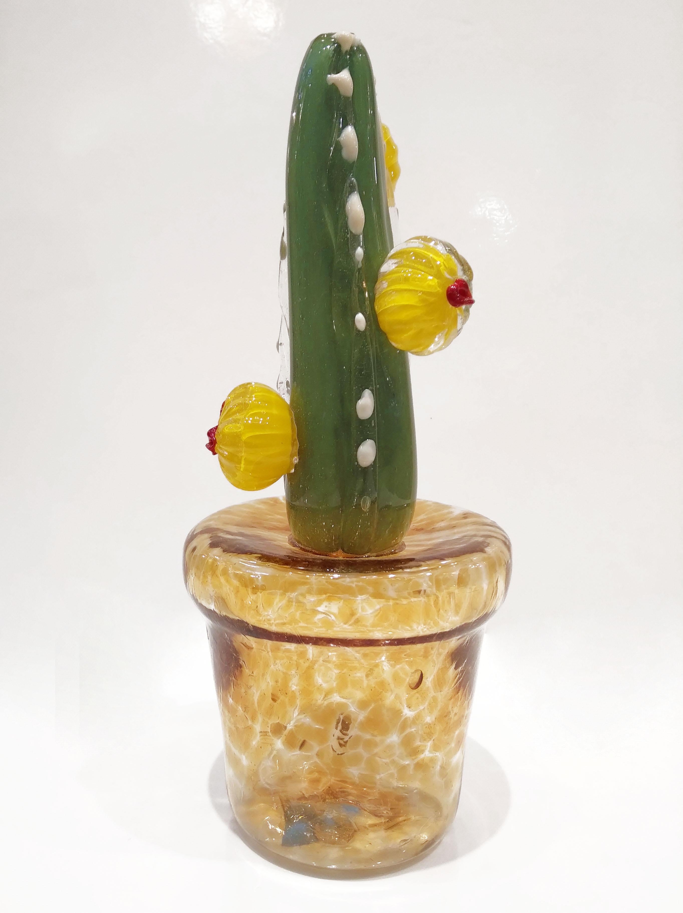 Italienische Kaktuspflanze aus grünem Muranoglas mit gelben Blumen in Goldtopf aus den 2000er Jahren 6