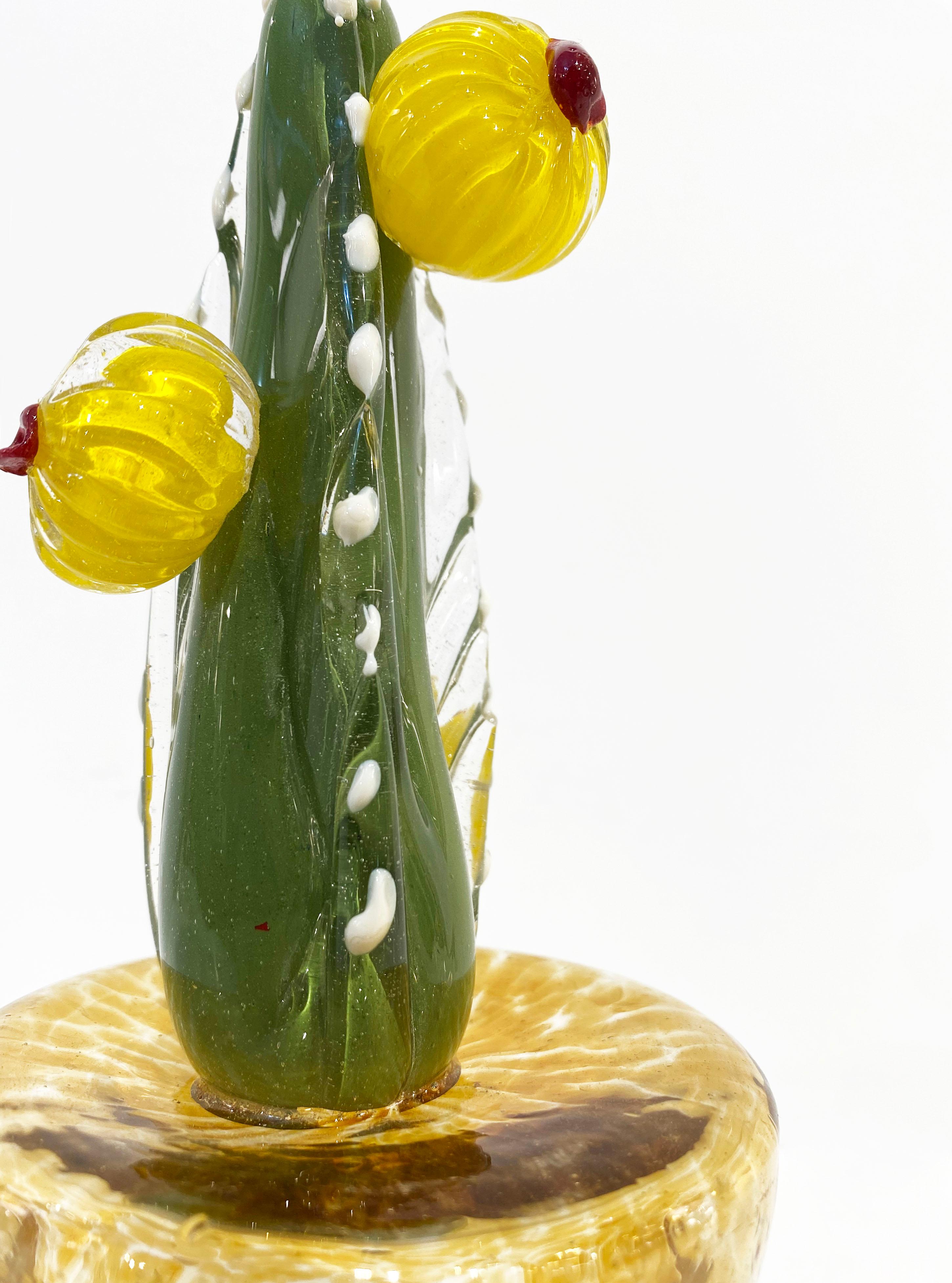 Italienische Kaktuspflanze aus grünem Muranoglas mit gelben Blumen in Goldtopf aus den 2000er Jahren 9