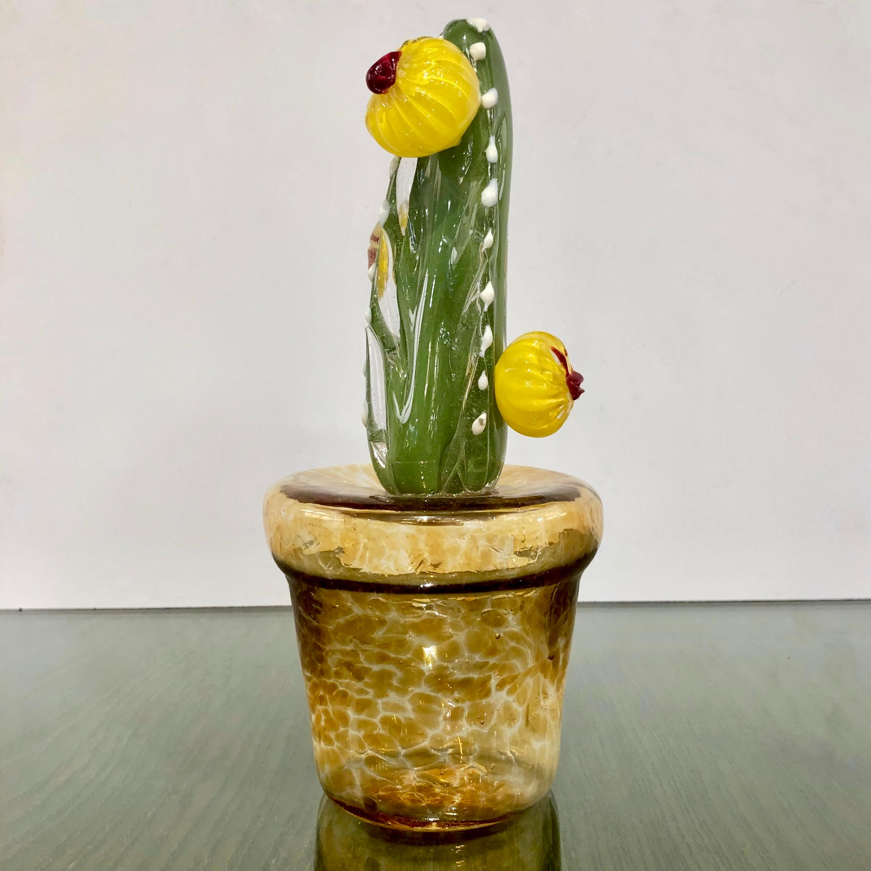 Italienische Kaktuspflanze aus grünem Muranoglas mit gelben Blumen in Goldtopf aus den 2000er Jahren 12