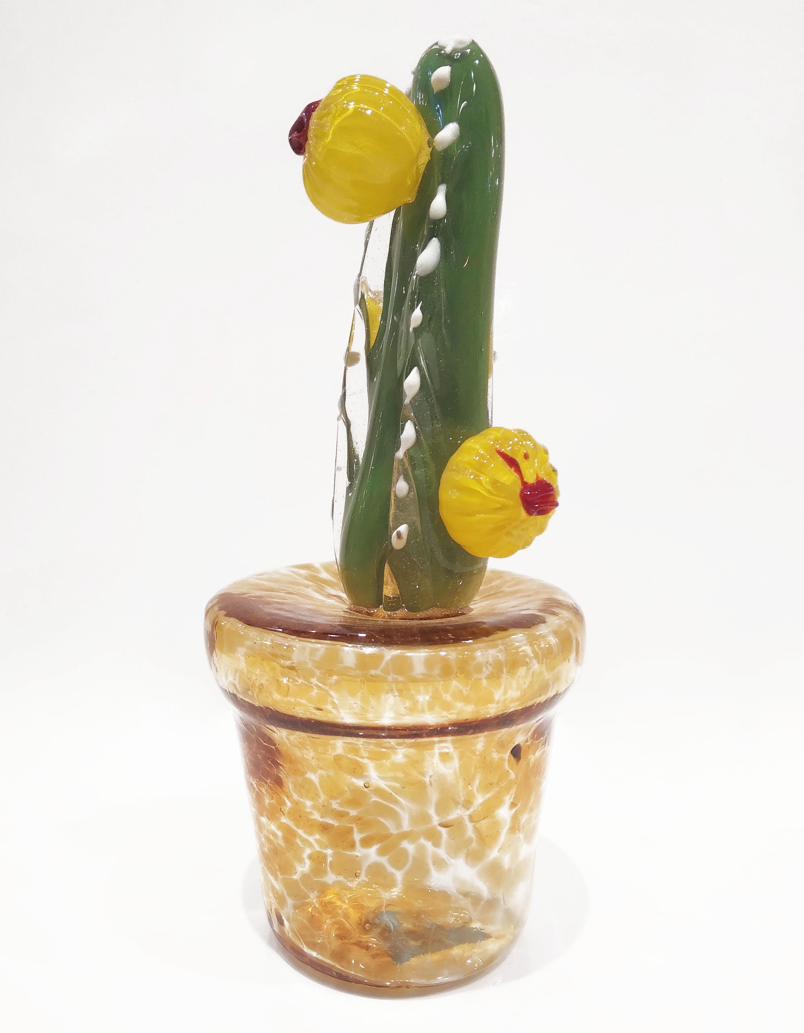 Italienische Kaktuspflanze aus grünem Muranoglas mit gelben Blumen in Goldtopf aus den 2000er Jahren (Organische Moderne)