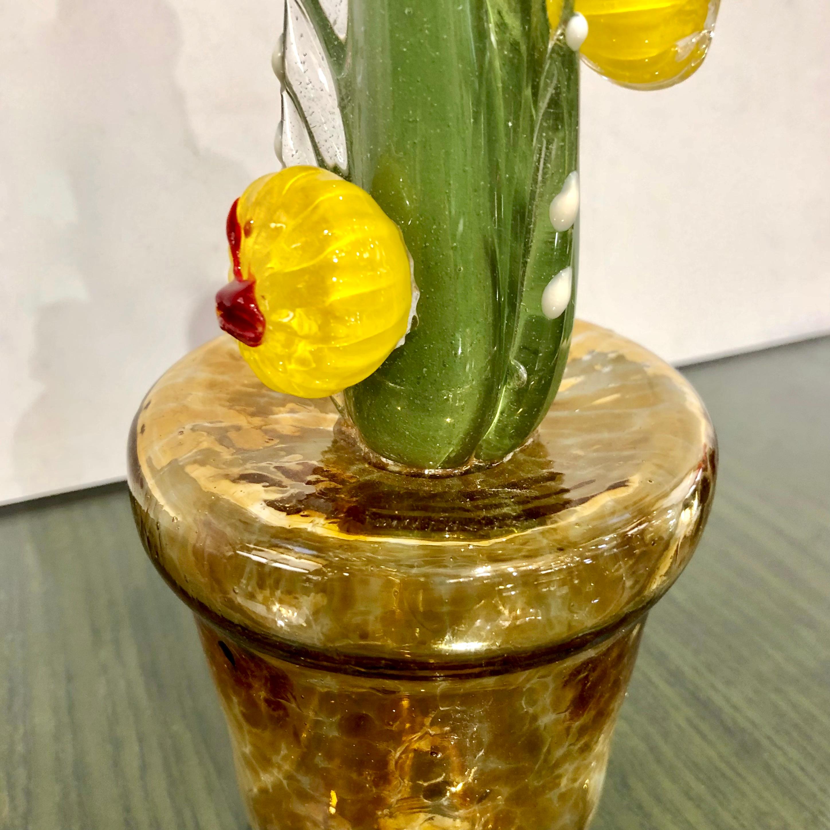 Italienische Kaktuspflanze aus grünem Muranoglas mit gelben Blumen in Goldtopf aus den 2000er Jahren (21. Jahrhundert und zeitgenössisch)