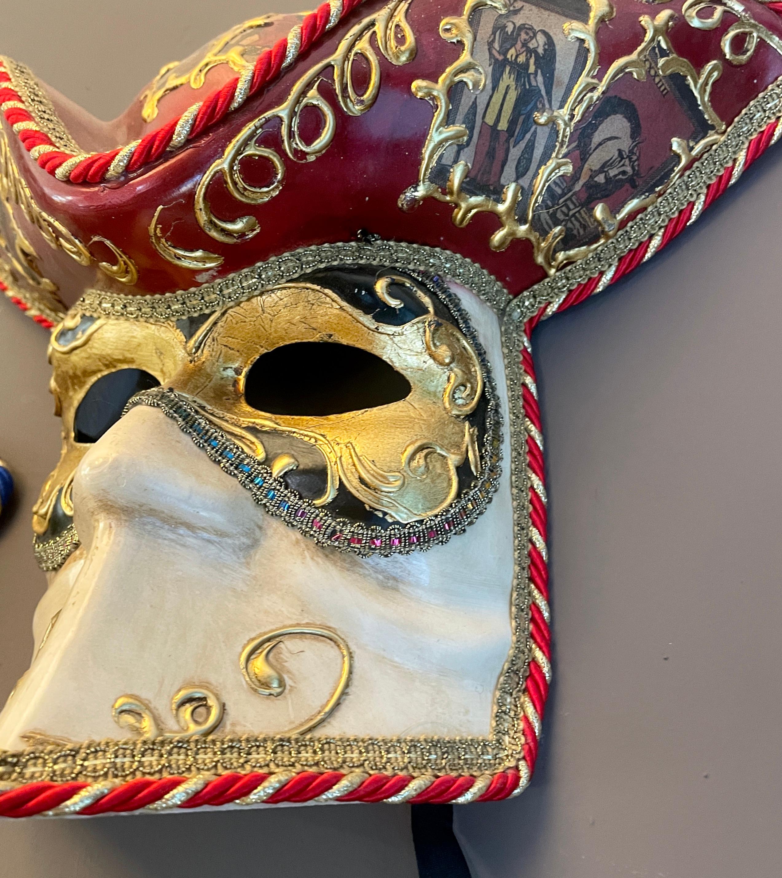 2000er Italienische Hand Made Rot Gold Weiß Venezianische Dreispitz Karneval Maske Hut im Angebot 4