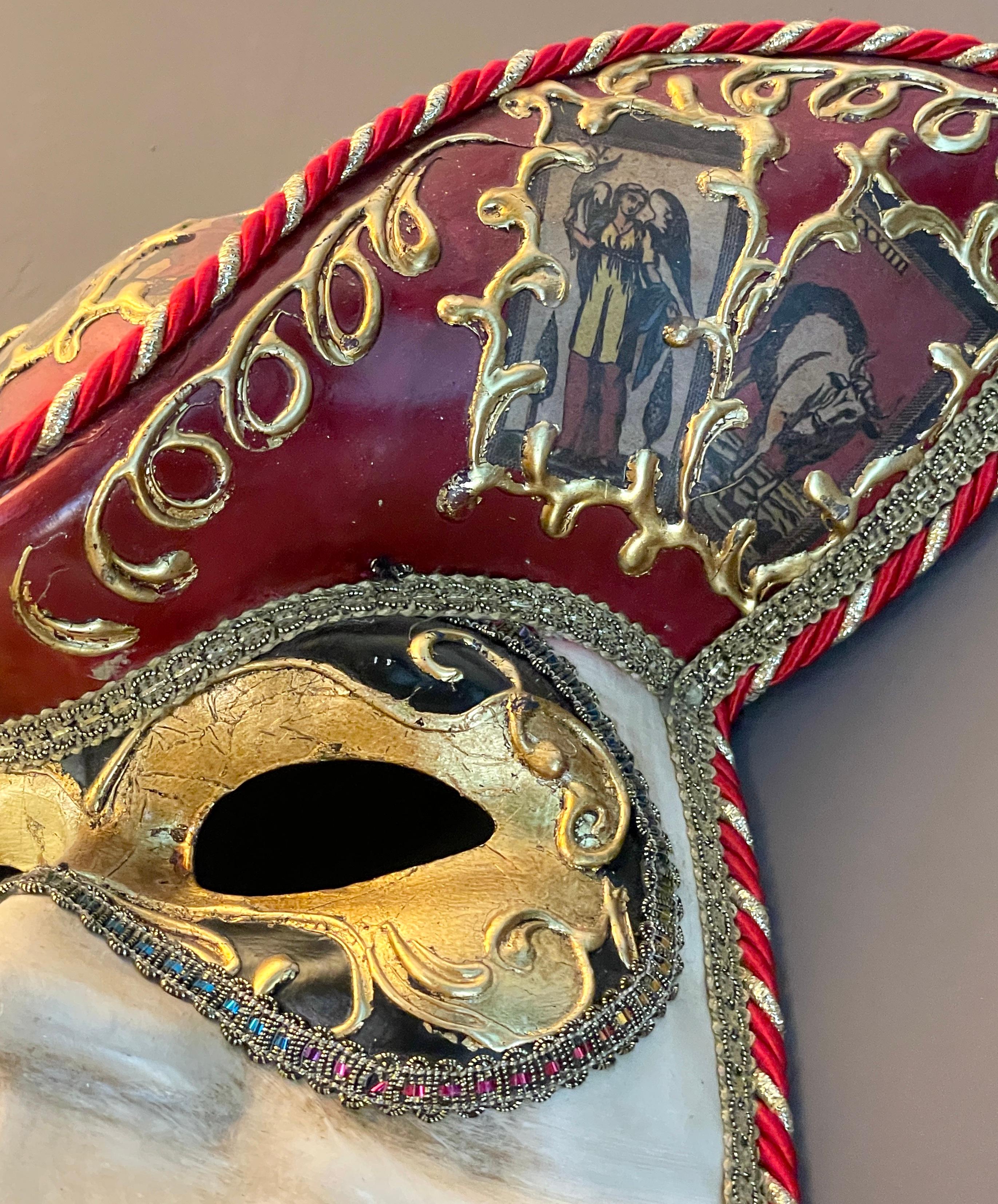2000er Italienische Hand Made Rot Gold Weiß Venezianische Dreispitz Karneval Maske Hut im Angebot 5