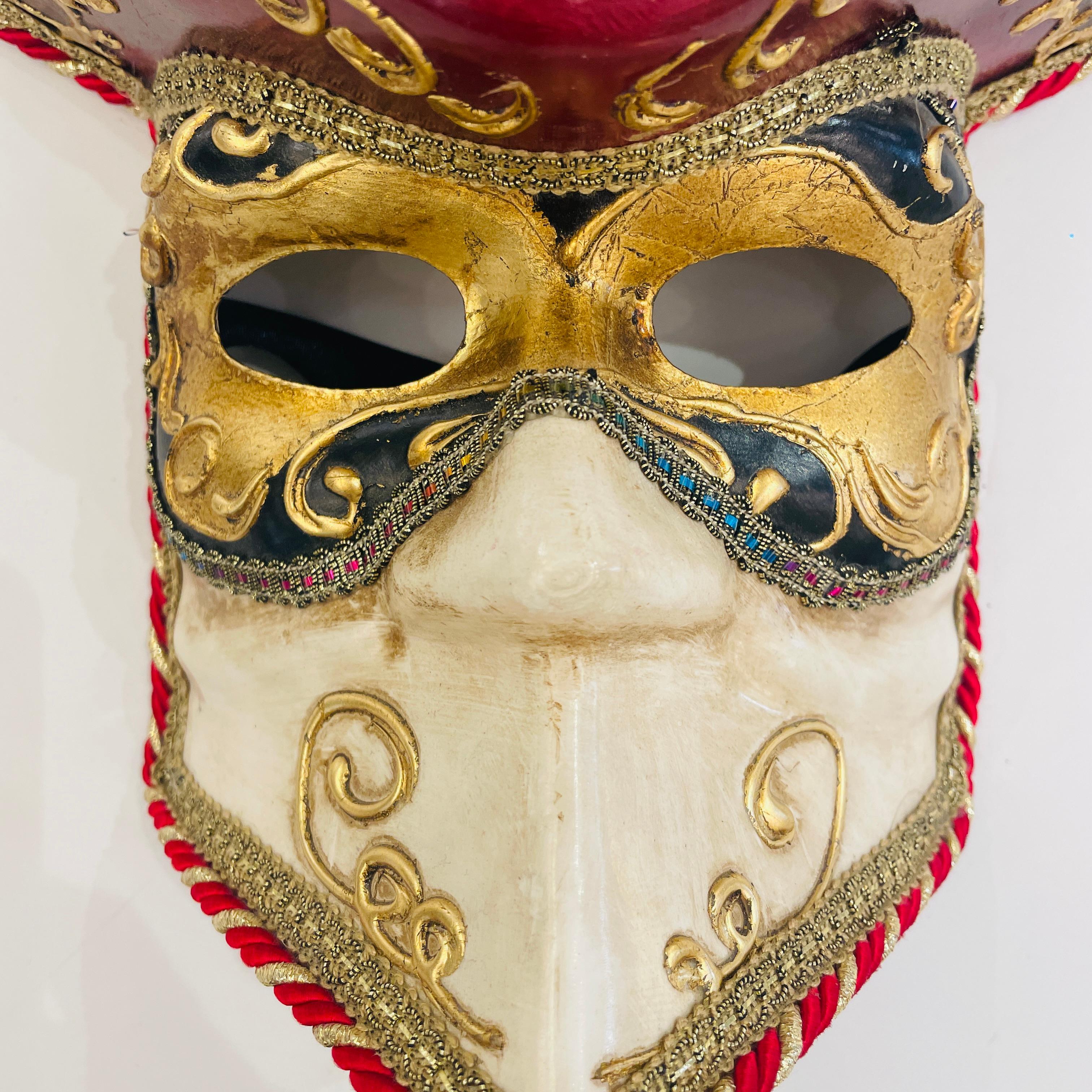 2000er Italienische Hand Made Rot Gold Weiß Venezianische Dreispitz Karneval Maske Hut (Böhmisch) im Angebot