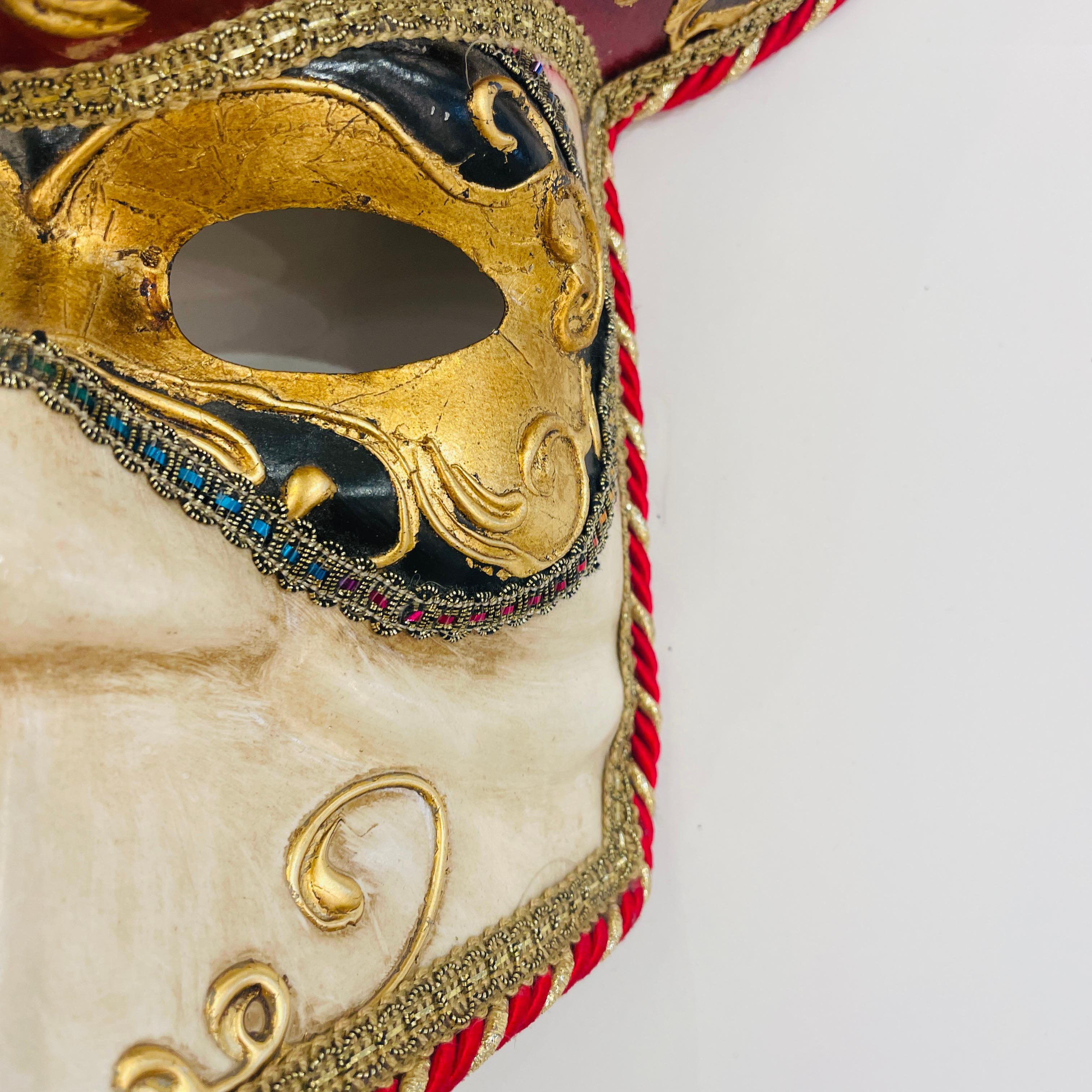 2000er Italienische Hand Made Rot Gold Weiß Venezianische Dreispitz Karneval Maske Hut (Handgefertigt) im Angebot