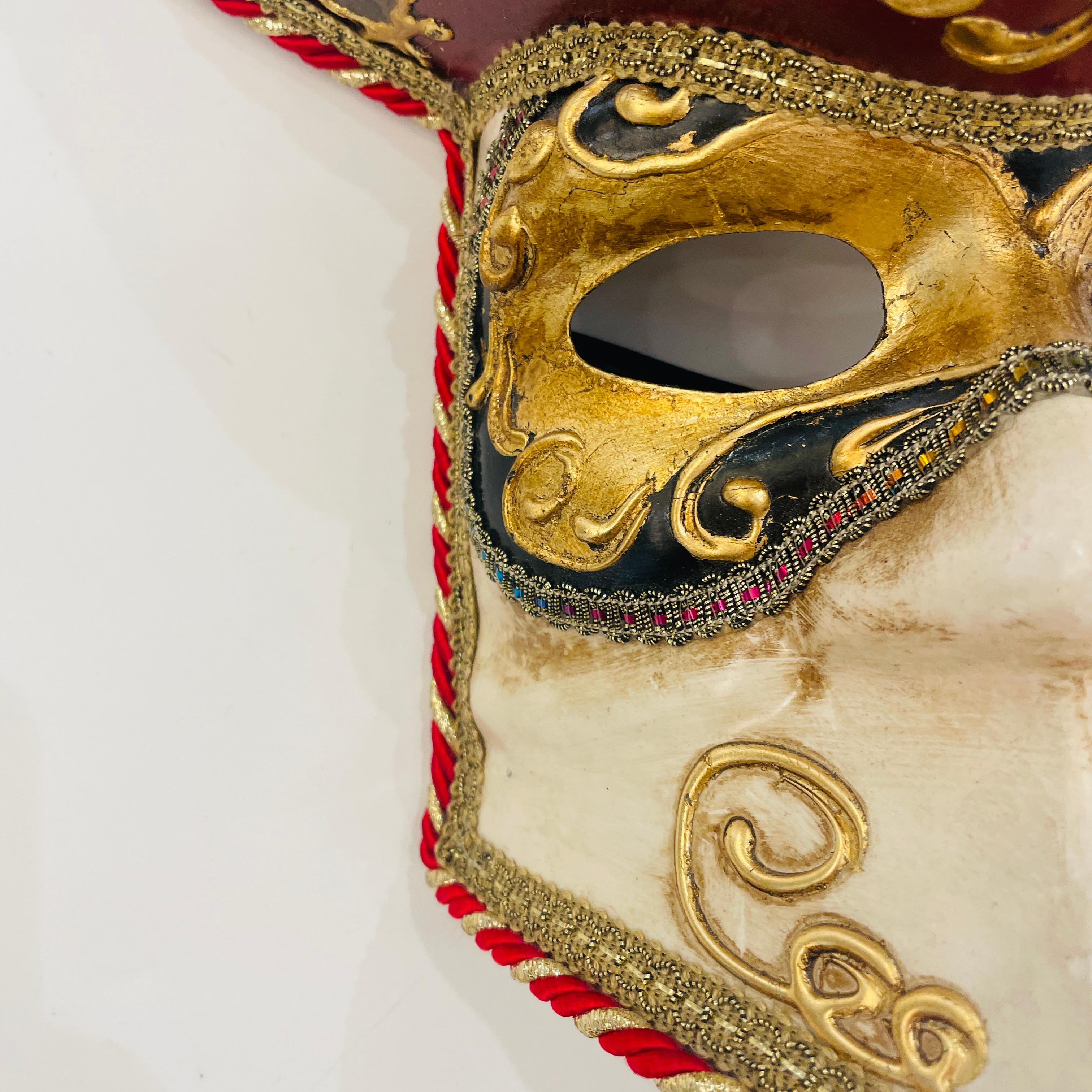 2000er Italienische Hand Made Rot Gold Weiß Venezianische Dreispitz Karneval Maske Hut im Zustand „Hervorragend“ im Angebot in New York, NY