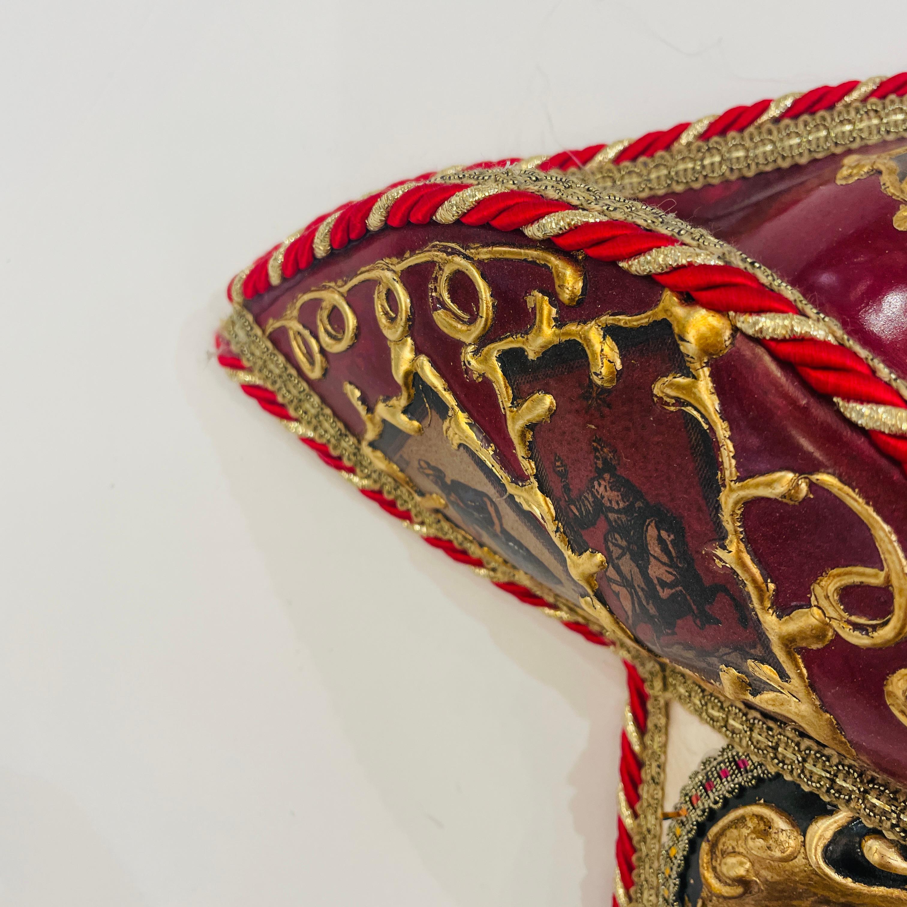 2000er Italienische Hand Made Rot Gold Weiß Venezianische Dreispitz Karneval Maske Hut (21. Jahrhundert und zeitgenössisch) im Angebot