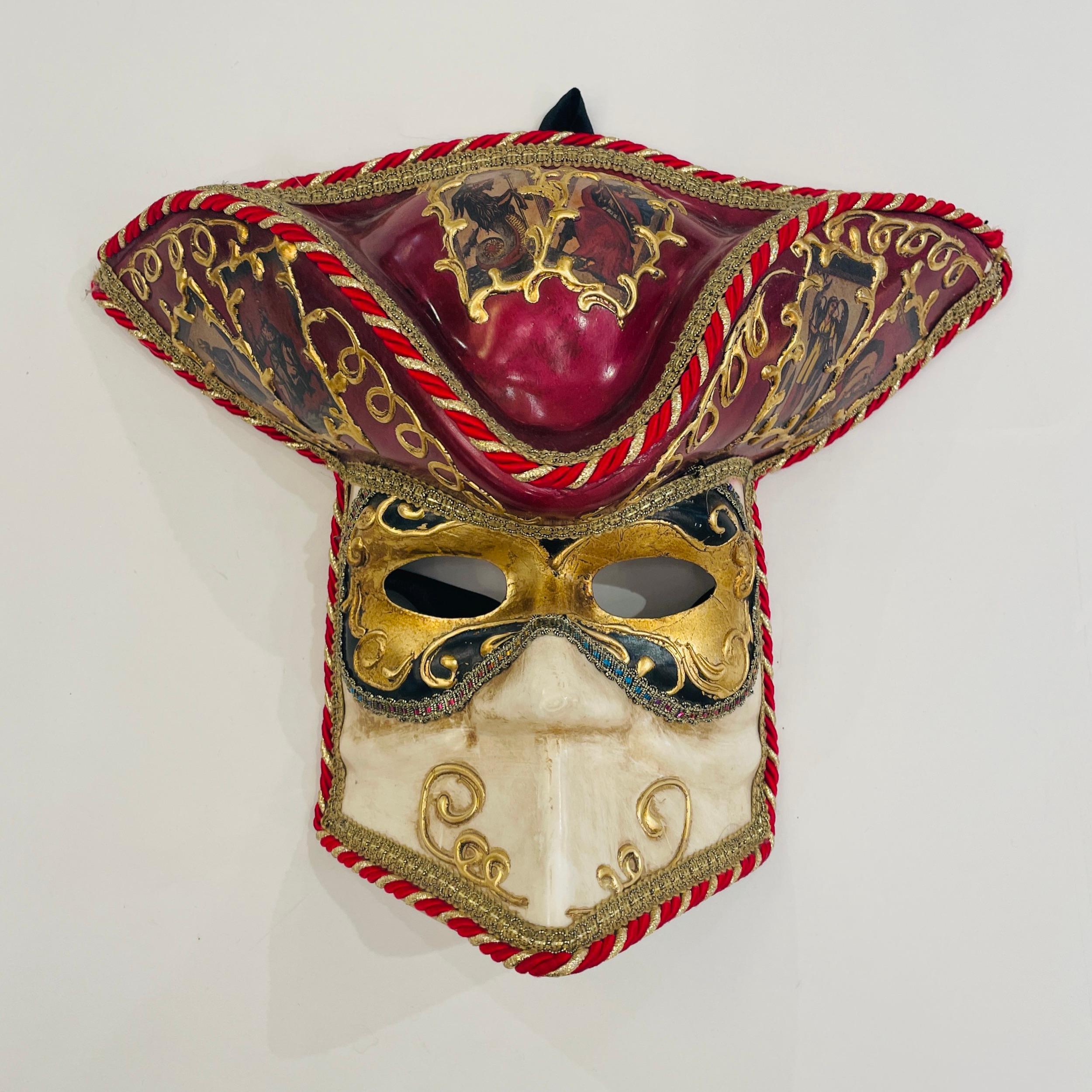 2000er Italienische Hand Made Rot Gold Weiß Venezianische Dreispitz Karneval Maske Hut im Angebot 1