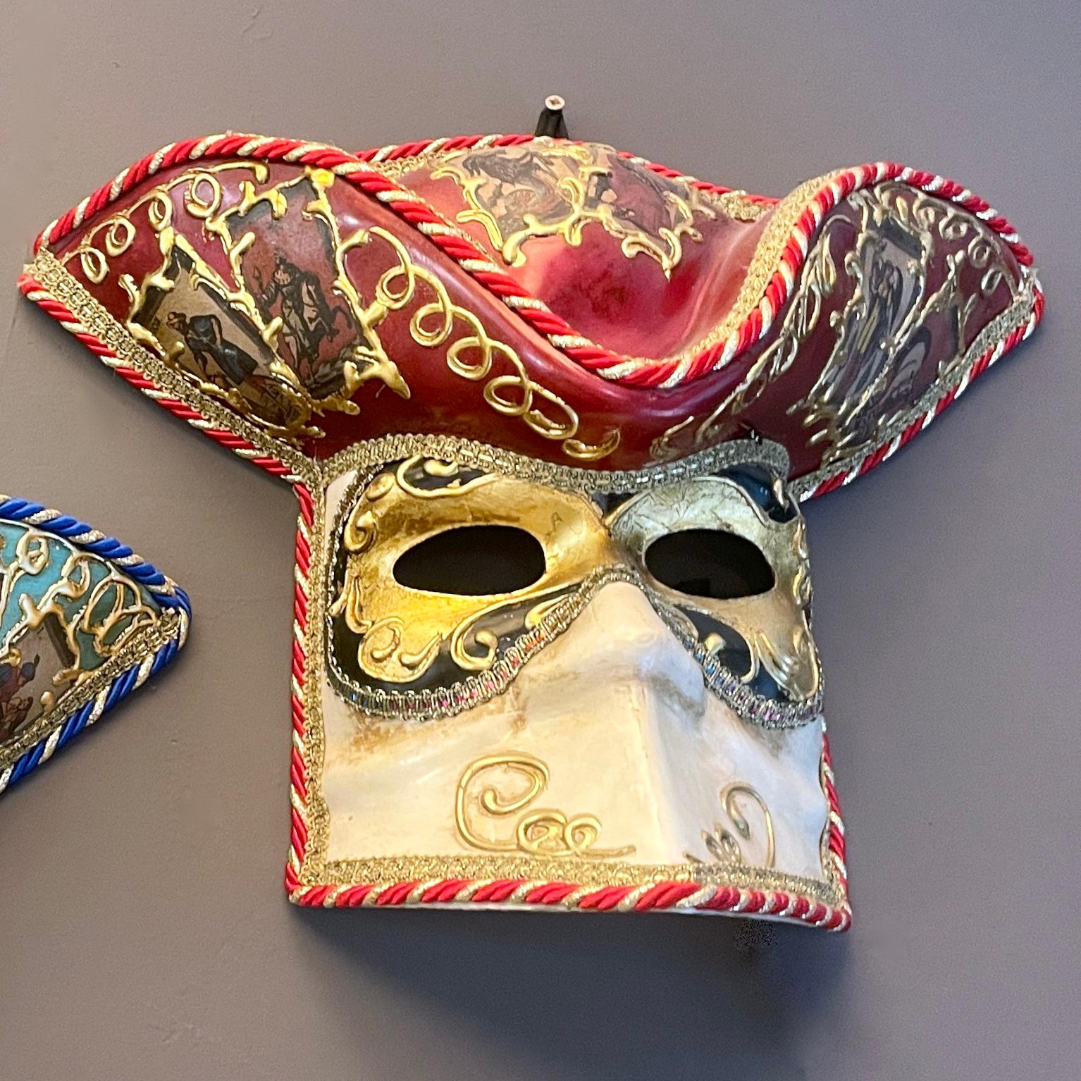 2000er Italienische Hand Made Rot Gold Weiß Venezianische Dreispitz Karneval Maske Hut im Angebot 2