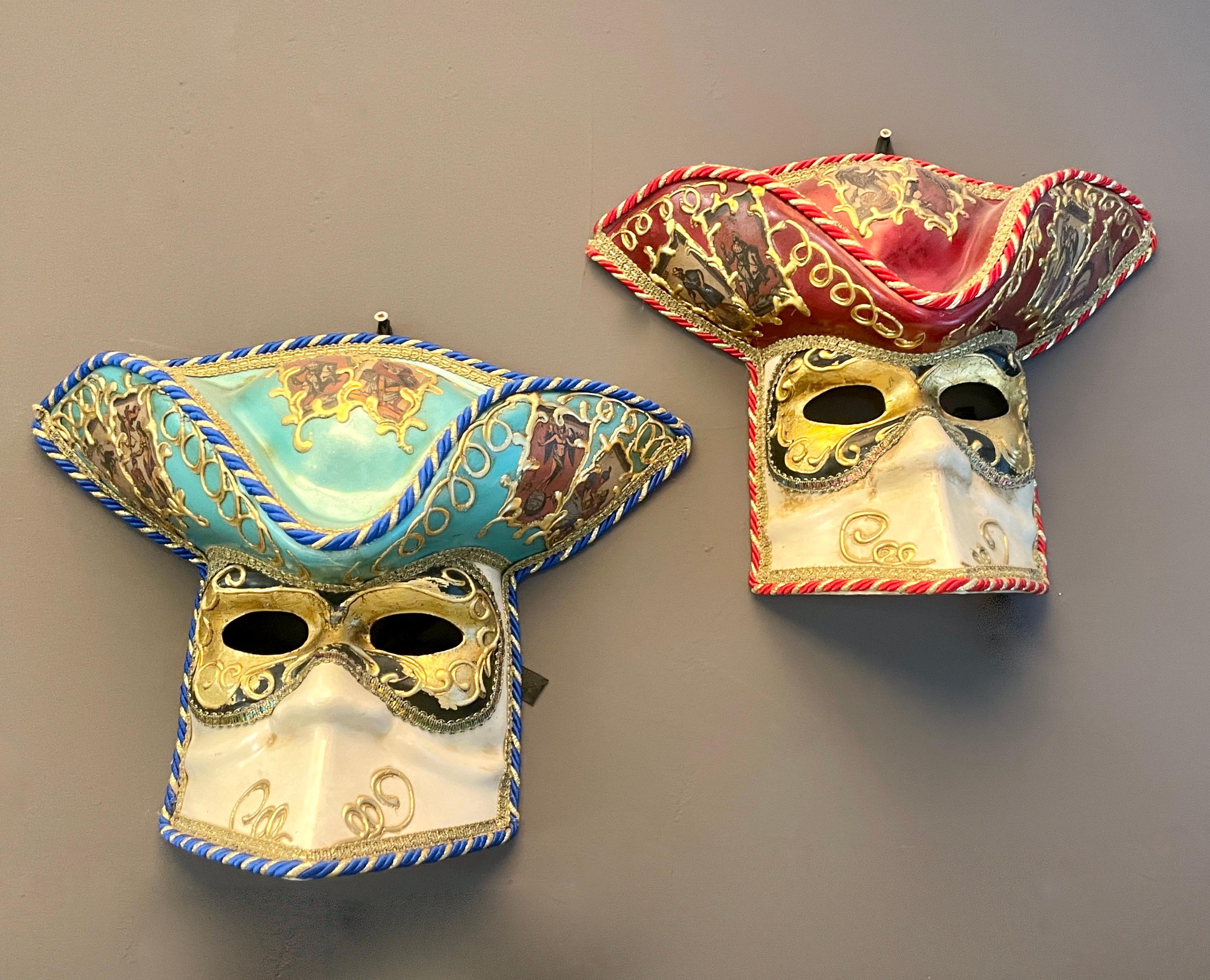 2000er Italienische Hand Made Rot Gold Weiß Venezianische Dreispitz Karneval Maske Hut im Angebot 3