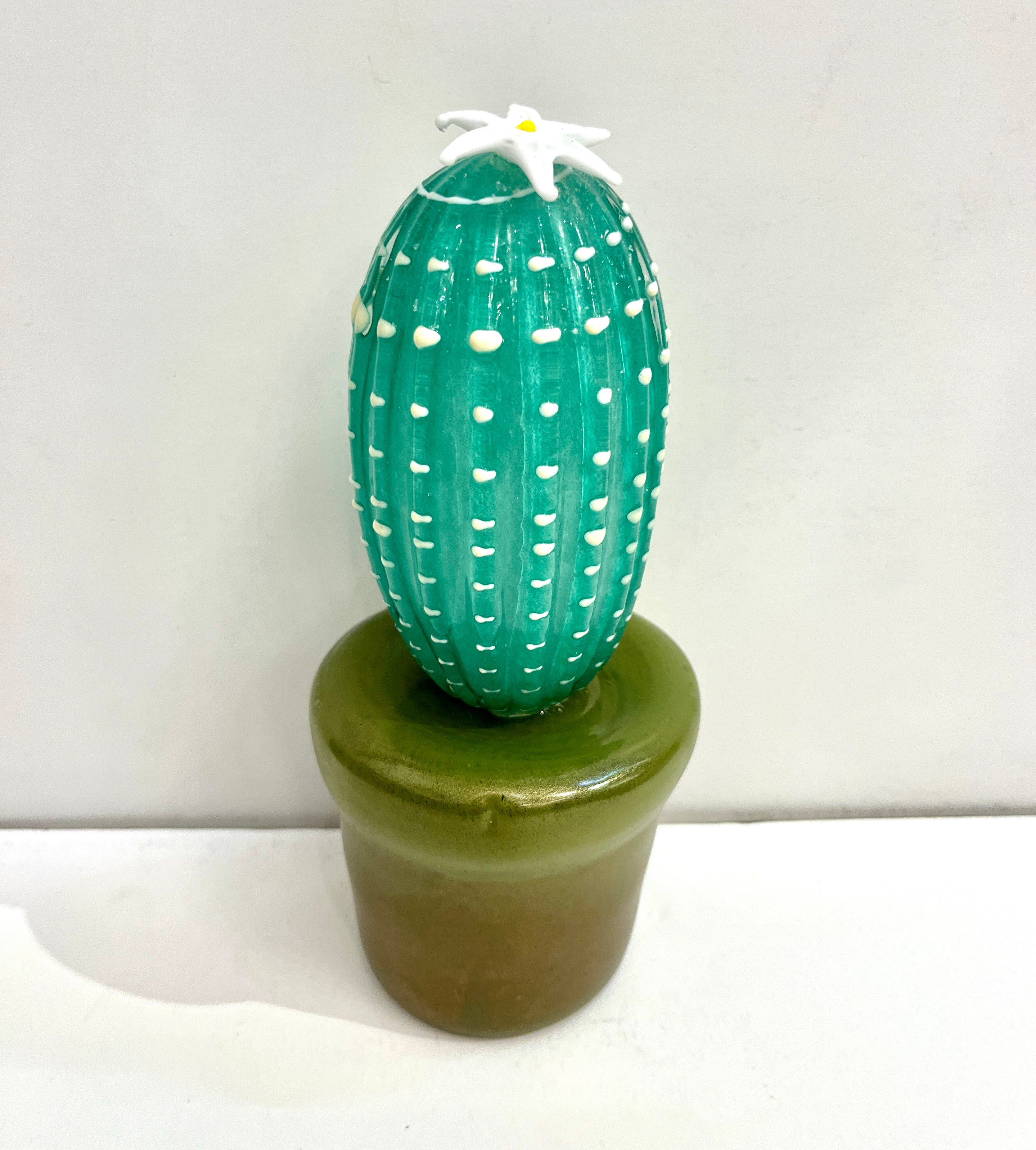 2000s Italian Moss Green Gold Murano Art Glass Cactus Plant con fiore bianco