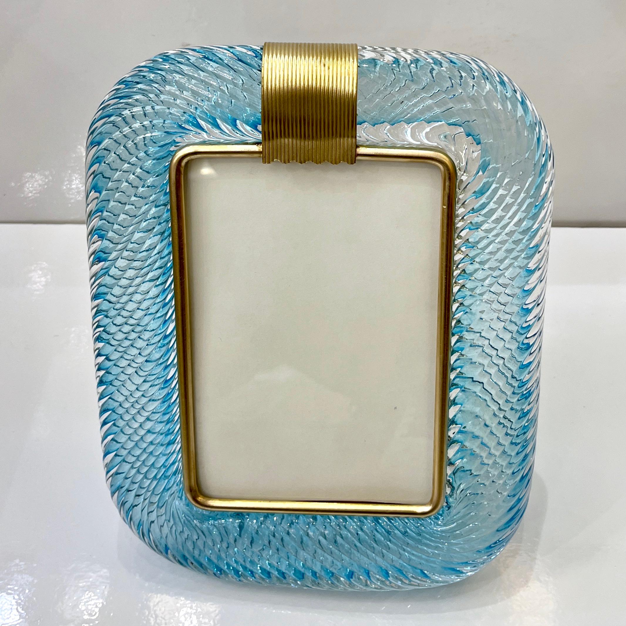 Cadre photo vertical au design vénitien moderne et sophistiqué, en verre de Murano épais et soufflé, travaillé dans une luxuriante couleur bleu bébé turquoise, par Barovier&Toso, pièce signée. La texture élégante du cadre en verre étroitement