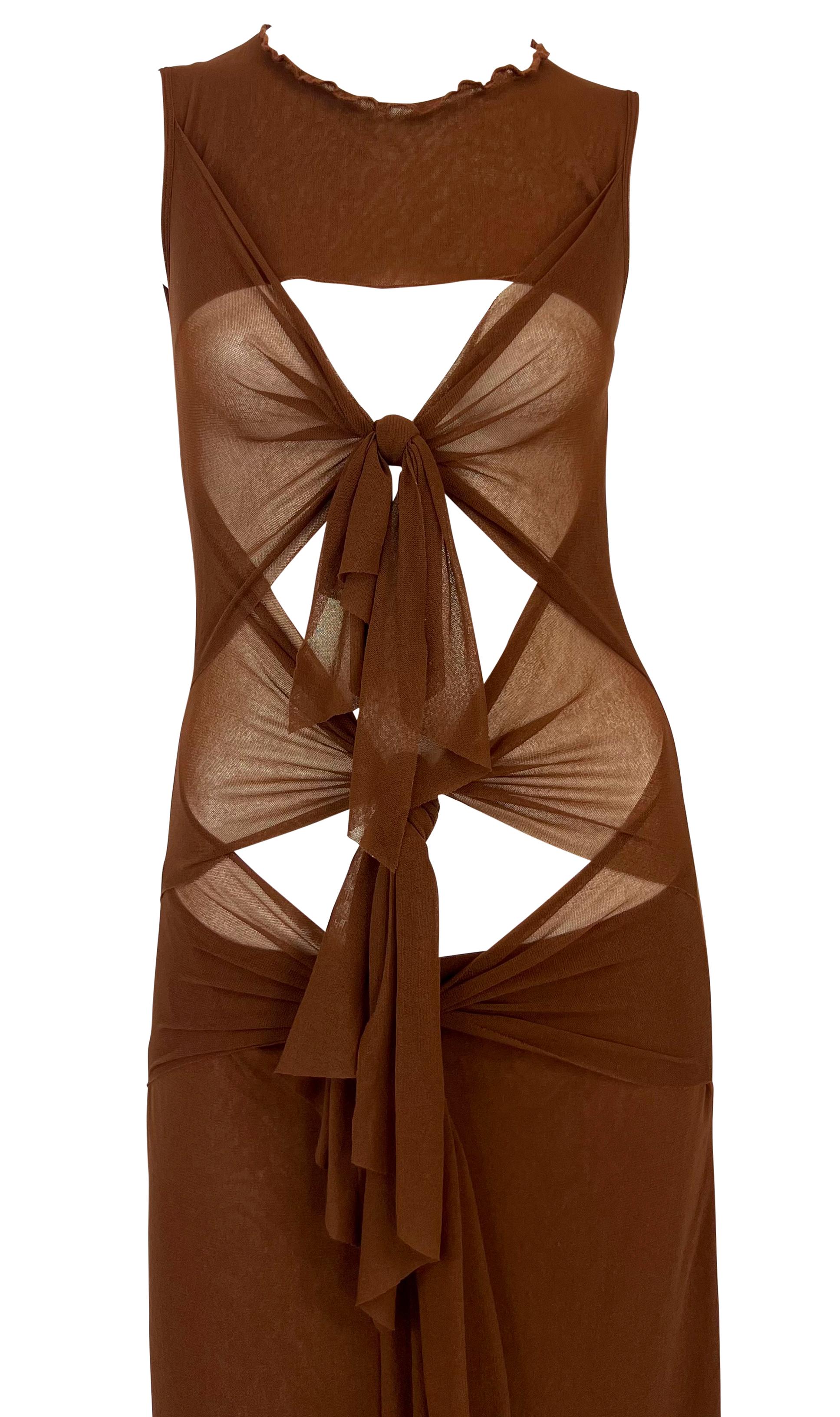De principios de la década de 2000, este vestido de Jean Paul Gaultier presenta una malla elástica transparente en un intenso tono marrón. El diseño presenta múltiples recortes con lazos anudados en la parte delantera. La silueta sin mangas y